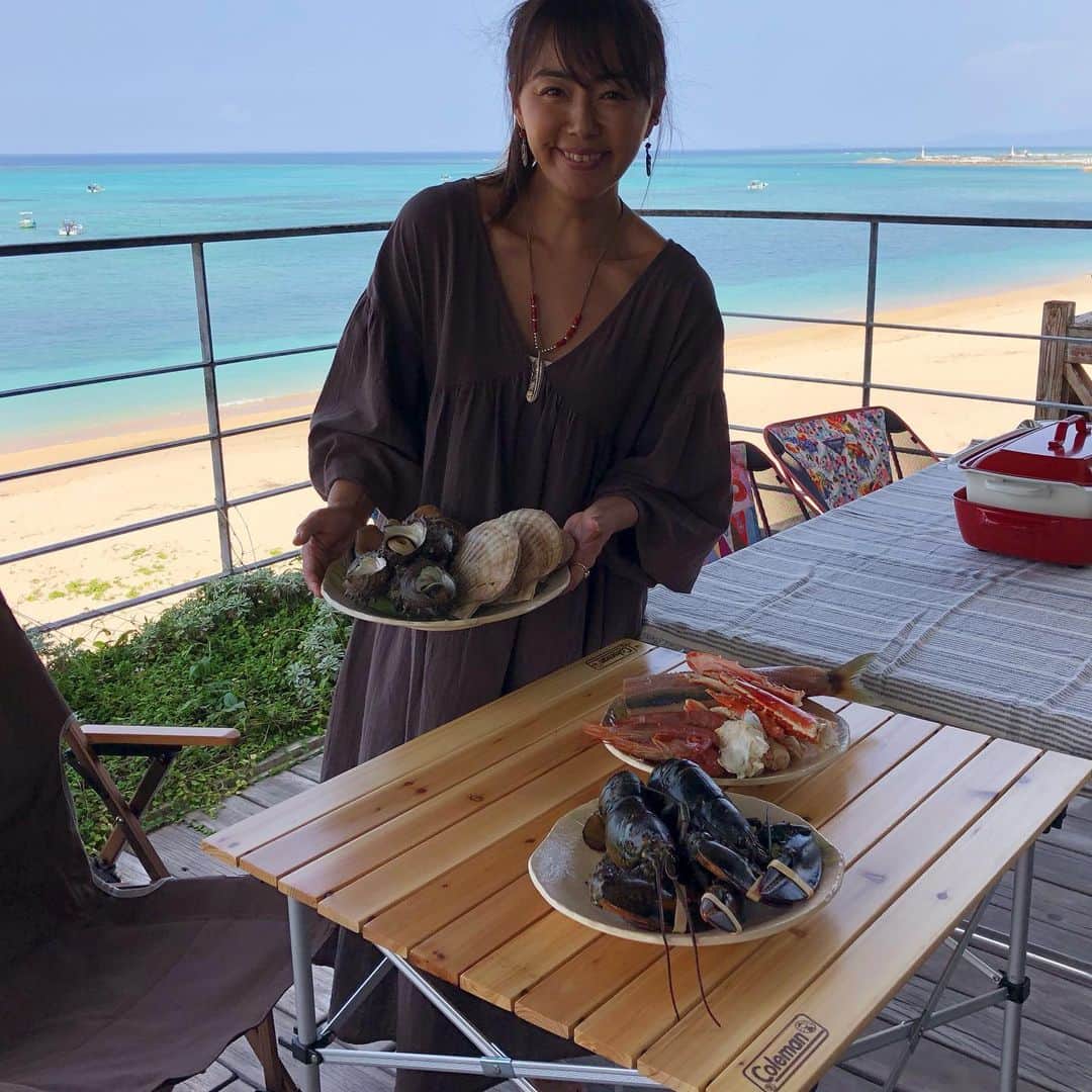 田中律子さんのインスタグラム写真 - (田中律子Instagram)「我が家でのテラスでBBQ🐟  今回は海鮮BBQ🐟お取り寄せは、堀越高校後輩のケンサクくんのお魚屋さん、魚耕から❤️ @uoko_ec   アワビ、ホタテ、サザエ、カニ🦀、エビ🦞🐚海鮮たっぷり大満足😋めちゃくちゃ美味しいから、オススメです🐟🐚🦀  日本サップヨガ協会　@japansupyogaassociation  沖縄イントラチームも久しぶりに集合🏄‍♀️みんなで話して食べて飲んで、たまには楽しい時間を過ごすのも大切❤️沖縄はこれからサップヨガシーズンインです🏄‍♀️🧘‍♀️ 午前中は、サップヨガのお勉強会もしました🤙 みんないつもありがと❤️  #okinawa  #okinawalife  #jsya  #魚耕 #お取り寄せ  #おうち時間  #魚耕オンラインショップ #贅沢な食卓 #豊かな食卓 #海鮮bbq  #homesweethome  #日本サップヨガ協会」3月26日 13時08分 - ri2kotanaka