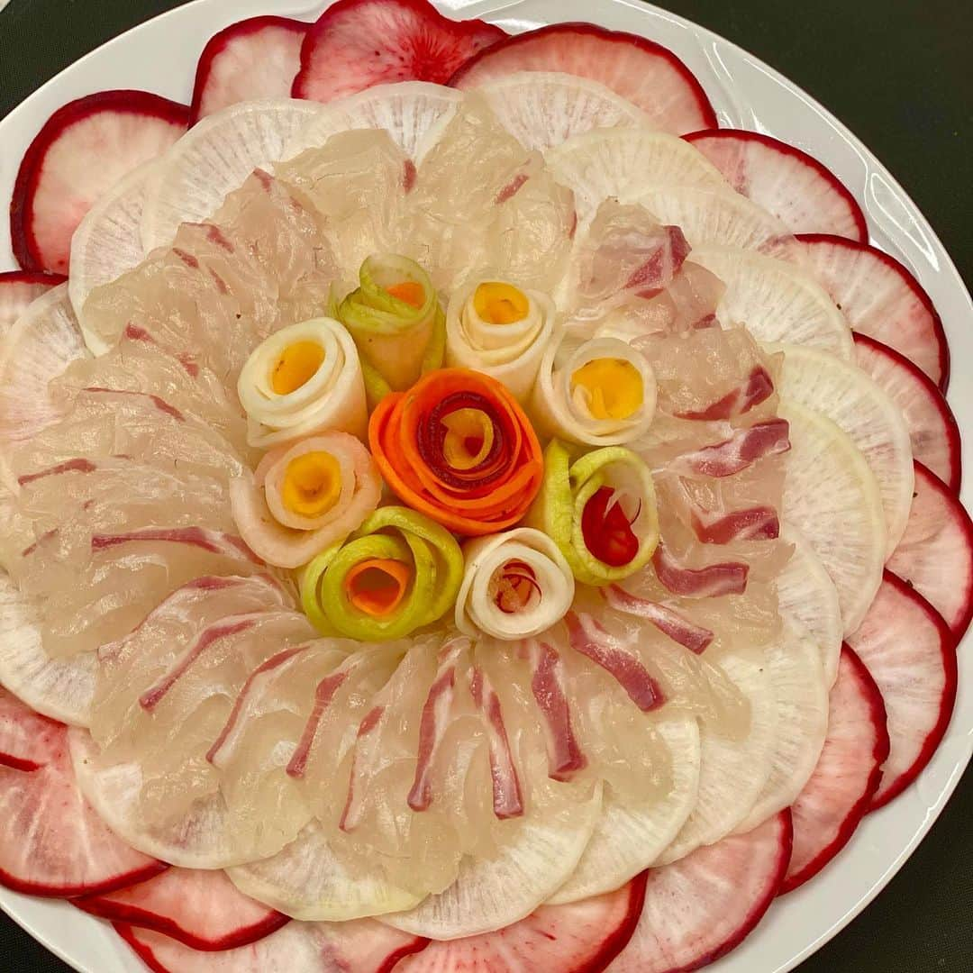 工藤静香さんのインスタグラム写真 - (工藤静香Instagram)「最近よく食卓に登場する一品！ カルパッチョです。 カブ、大根、人参、色が移らないように、別々にお酢、塩、砂糖、昆布などで味を付けしんなりさせます。そしてお好きなお魚で！ 割とどんな魚にも合います！  オリーブオイルに塩、レモン、 や、ポン酢にも合います。」3月26日 13時11分 - kudo_shizuka