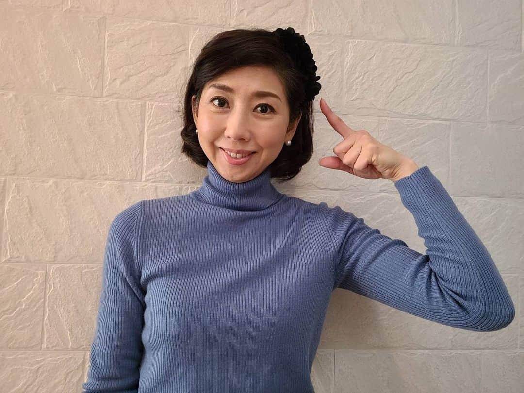 フジテレビアナウンサーのインスタグラム：「* こんにちは、藤村さおりです。  最近、カチューシャがまた流行っていますね。昔はもっとたくさん持っていましたが、流行らないと一時処分し、また今時のものを追加しています。どれも娘と一緒に使っていますよ✨  洋服がデコラティブな時はシンプルなものを、洋服がシンプルな時はアクセントになるよう少し目立つものを…とTPOに合わせて使い分けています。  プリザーブドのカラフルなお花のカチューシャは以前ハワイで購入した娘のものです🌺  そんな今日は「カチューシャの唄の日」だそうです。「カチューシャの唄」は昔、大流行した唄で、カチューシャというのは髪飾りのことではなく、ロシアの女性の名前だそうです🤗  #雑学でした #カチューシャ #フジテレビアナウンサー #藤村さおり #今日は何の日 #カチューシャの唄の日」