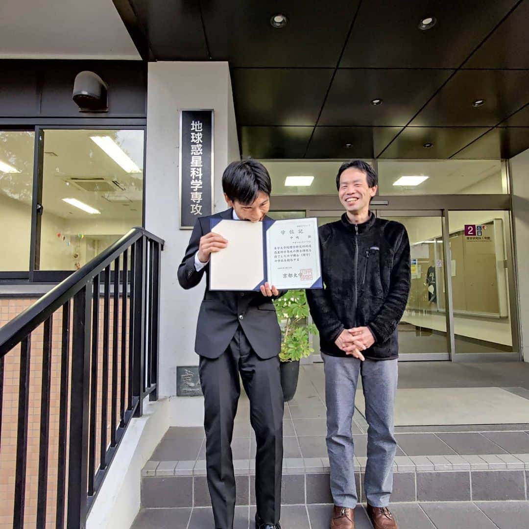 中島徹さんのインスタグラム写真 - (中島徹Instagram)「3/24に理学博士の学位を取得し、大学院を卒業しました。本当に多くの方々のお力添えにより、自分にとって大切な目標を一つ達成することができ嬉しく思っています。これからは研究者・科学者として、そしてもちろんクライマーとして、いただいたご厚意に少しずつ応えられるように頑張っていきたいと思います。皆様、どうもありがとうございました！  I got the Doctor of Science and graduated from the University  on March 24. Thanks to your support, I was able to achieve one of my most important goals. From now on, I would like to continue more challenging activities as a researcher and scientist, and of course as a climber. I am profoundly grateful to you guys!!」3月26日 13時47分 - saruzaemon9