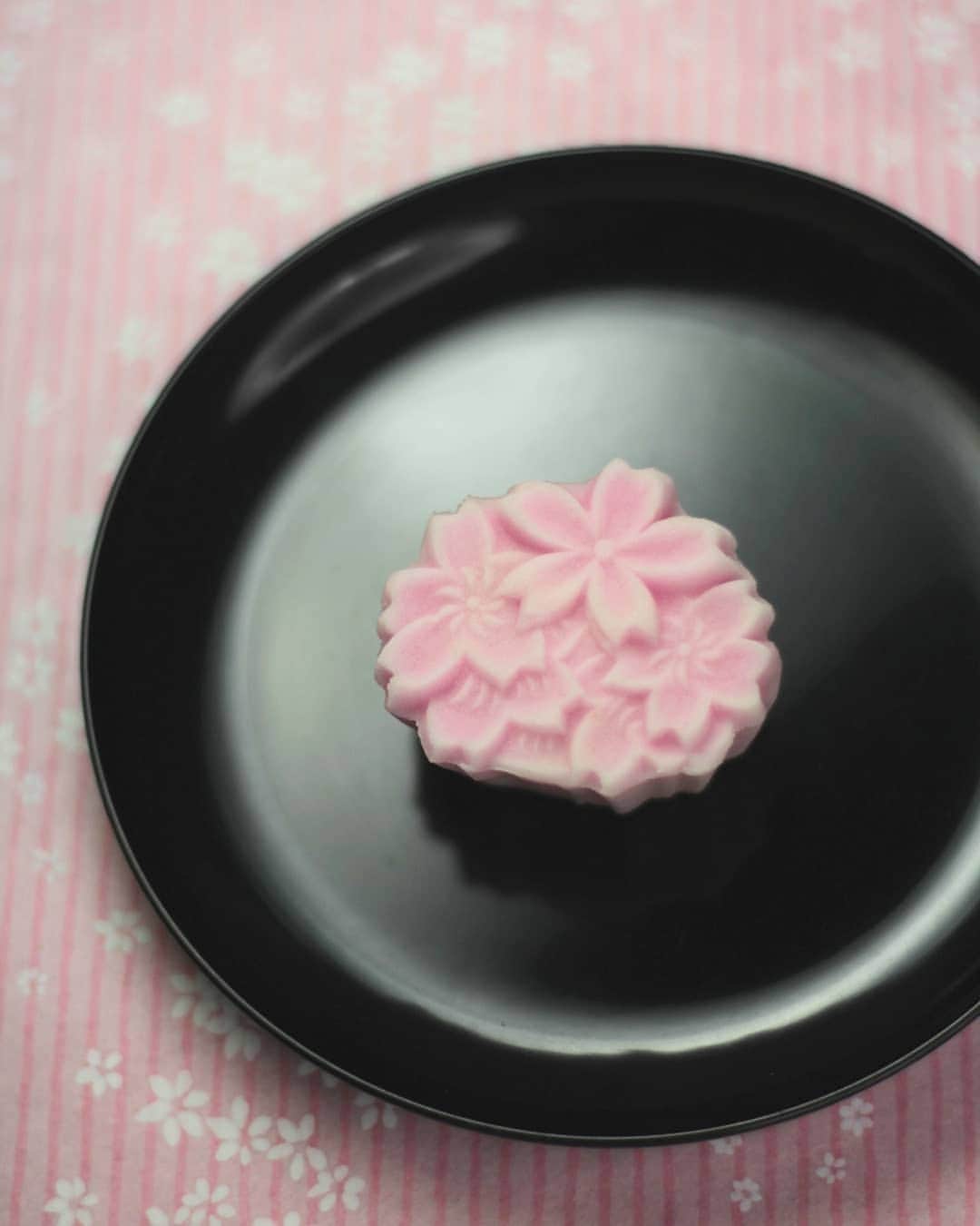 和菓子職人 三納寛之のインスタグラム：「『花宴』  練り切り製 小豆漉し餡  岐阜も桜が咲いてきました🌸 今日は珍しく木型を使ったお菓子。実家の父から借りた木型です。焼印にしても木型にしても今市販で流通しているものより昔のものの方がデザインもよく出来の良いものが多い気がします。  さてさて、昨夜しれっと桜の時期の上生菓子をネット販売したのですが直接販売が続いたのお撮影のお仕事も入りバタバタした所へ桜の開花が早い💦お届け日が少しタイミング的に遅くなってしまった。今から気合い入れてつくりますd(˙꒳​˙* )  ーーーーーーーーーーーーー #和菓子#wagashi#日本#JAPAN#上生菓子#生菓子#桜#さくら#🌸#Sakura#CherryBlossom#pink#綺麗#可愛い#美味しい#日本文化#Food#foodPIC #スーツ#春#Spring#ねりきり#木型#職人#岐阜#主菓子#抹茶#茶道#お菓子 #おとりよせ」