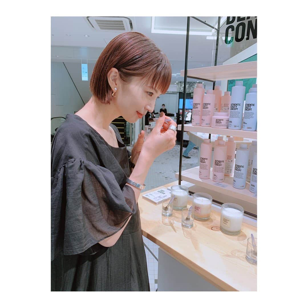 安田美沙子さんのインスタグラム写真 - (安田美沙子Instagram)「3/25〜4/7まで開催されているスクランブルスクエア6Fの　@authenticbeautyconcept  のポップアップに行ってきました✨ 本当の美しさを追求した、引き算されているヴィーガンなヘアケア。 容器まで100%再利用可能で、デザインもお風呂に合いそう✨ 何よりデーツや、メープルシロップ、ピーカンナッツの香りに癒されました☺️  シャンプー、コンディショナーだけでなく ヘアセットが出来るサラッとしたオイルも使うのが楽しみ🤍  時代に合っていて、優しい気持ちになれる香りに包まれたのでした。  @authenticbeautyconcept.jp #オーセンティックビューティーコンセプト #ヴィーガンコスメ　#pr #サステナ #サステナブル　#食由来の香りたち #幸せな気持ち　#地球に優しい #なにより可愛い」3月26日 14時05分 - yasuda_misako