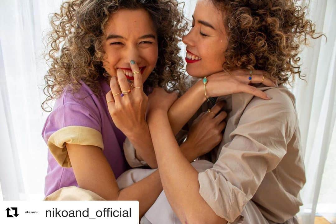 佐田真由美さんのインスタグラム写真 - (佐田真由美Instagram)「#Repost @nikoand_official with @get_repost ・・・ . 【niko and ... ×Enasoluna  コラボアイテムが発売!!】  モデル・女優としても活躍する佐田真由美さんがディレクターを務める「Enasoluna」とのコラボレーションが実現しました✨  ネックレスや マスクチェーンなどバラエティ豊富なアイテムをラインアップ！  @enasoluna_official  @sadamayumi   【スペシャルノベルティ】 お買い上げいただいたお客様に先着で、佐田さんが描き下ろしたイラストを使用したステッカーをプレゼント🎁 ※無くなり次第終了となります。  さらに!!佐田さんご本人がカメラマンとして撮り下ろしたビジュアルやインタビュー動画が見れる特設ページも公開!! 販売店舗リストもご確認いただけます。ぜひご覧ください！  ＜特設ページ＞はプロフィール欄よりcheck!  📍Information 4/2（金）　昼 12:00～　 佐田真由美さんご登場のインスタライブを、ニコアンドオフィシャルアカウントと佐田真由美さんのオフィシャルアカウントにて同時配信の予定です。 こちらもぜひご期待ください!!  #nikoand #ニコアンド #であうにあう #styleeditorialbrand  #uni9usense #Enasoluna #エナソルーナ」3月26日 14時12分 - sadamayumi