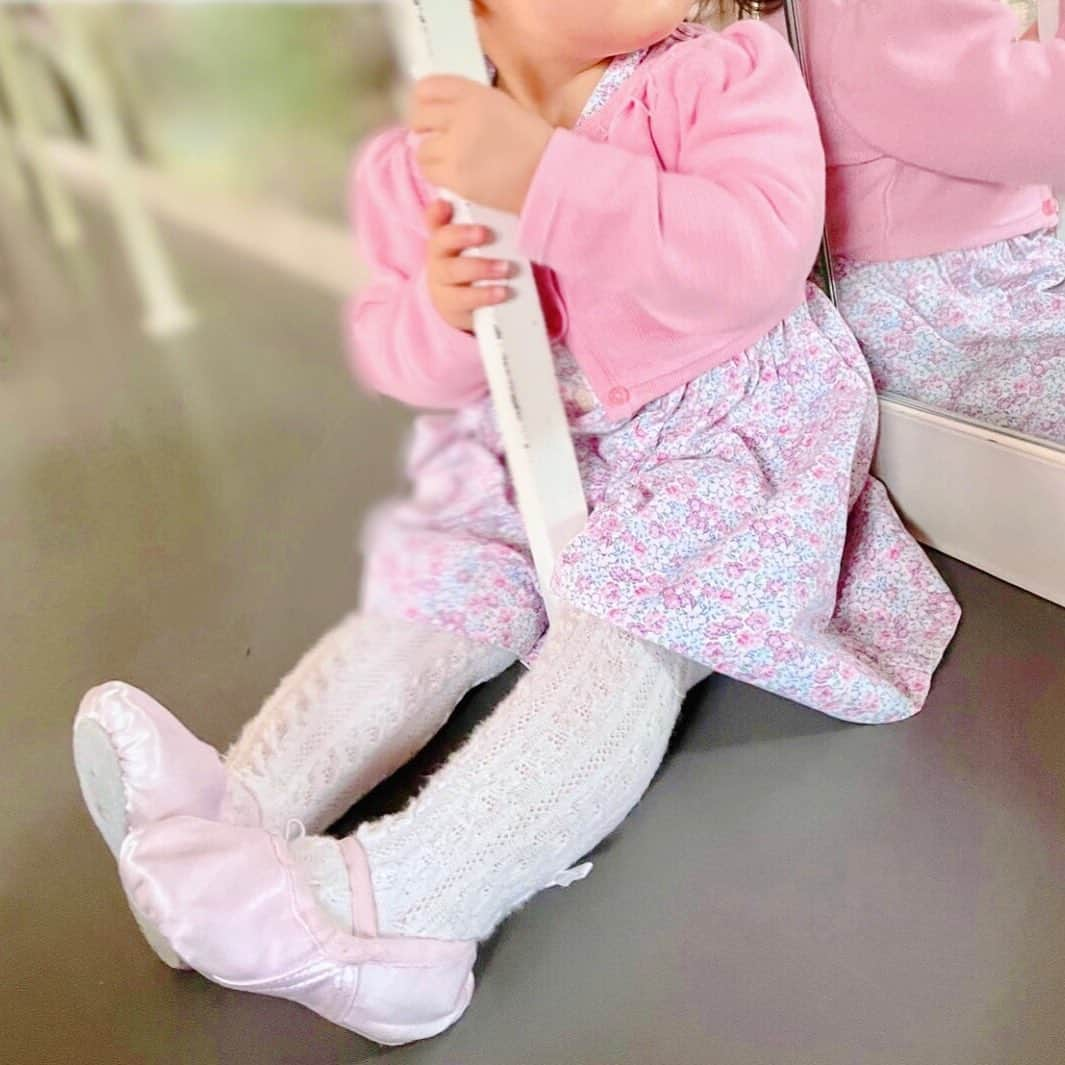 愛風ゆめのインスタグラム：「ママのレッスン待ちなわたち👧 すっかり春ですね🌸  ちいさい子のサテンバレエシューズって… #可愛い 🥺❤️16cm それでも大きい🩰 バーと鏡の間に頭挟まらないでねー💦」