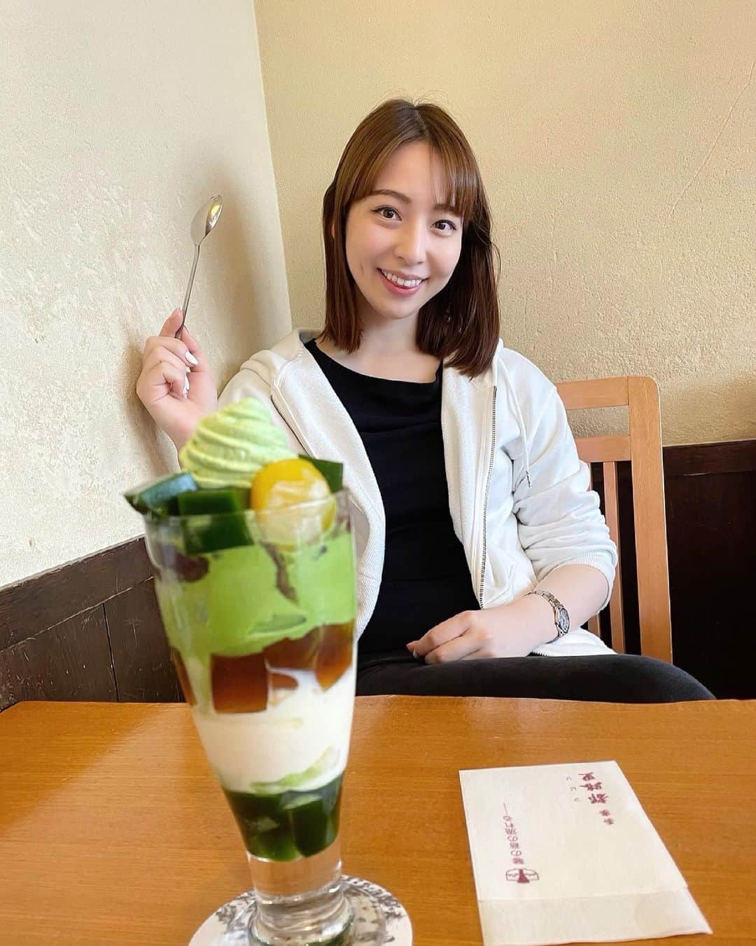 今井麻椰さんのインスタグラム写真 - (今井麻椰Instagram)「京都ーーー🍵🤍 関西出張も盛りだくさんでしたー！！  せっかく京都に来たからと、息抜きに、、 珍しく父と抹茶パフェを分けました🤍笑  #京都 #都路里 #抹茶」3月26日 14時50分 - maya_imai_124