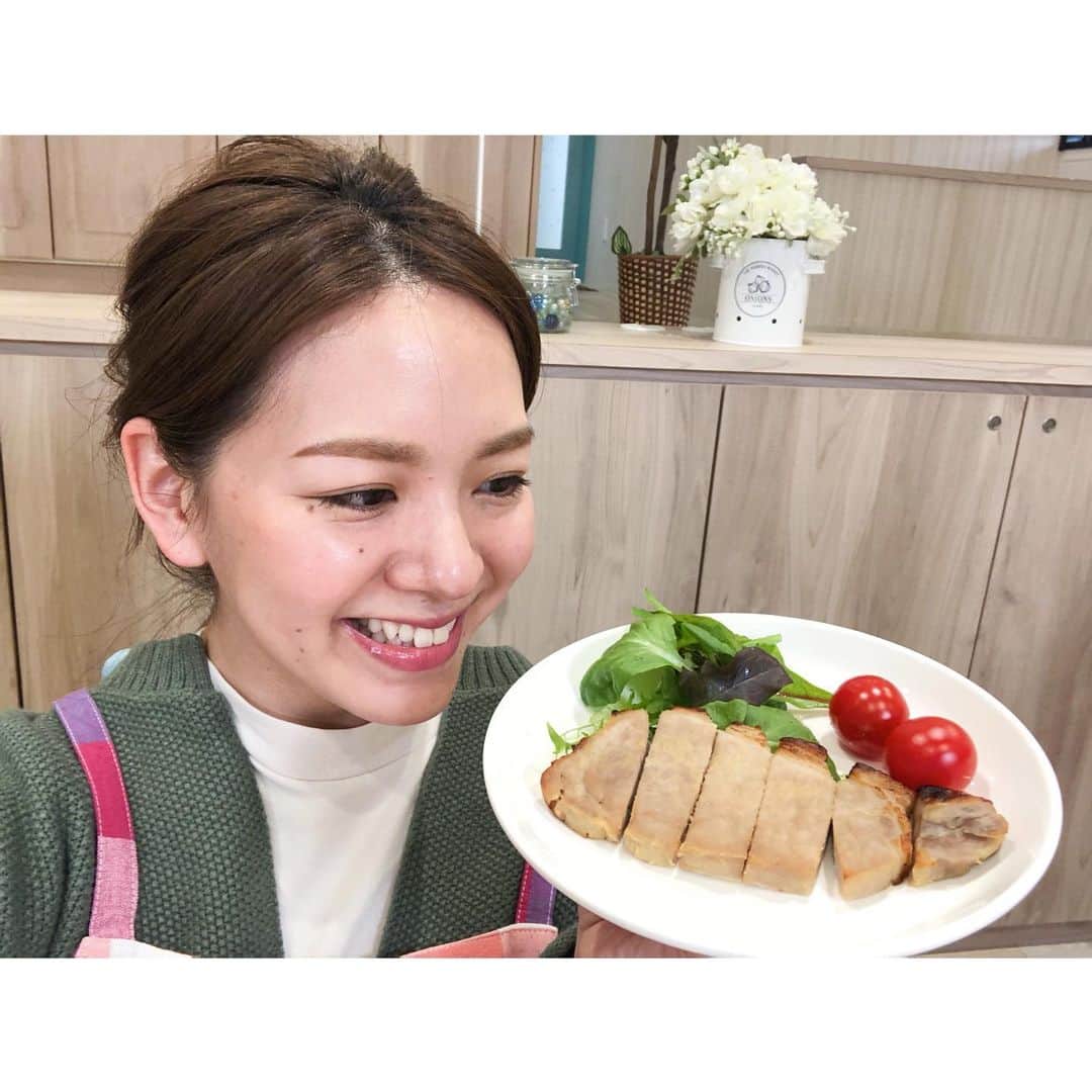 芳賀愛華のインスタグラム：「. 明日のイチモニでは北海道産のヨーグルトを使った 簡単で美味しいレシピご紹介します😍 ヨーグルトと○○の組み合わせがとっても合うんです😋✨ . そして、知内町のカキ🦪の取材にも行ってきました🥰 今回はあるメンバーと一緒に☺️✨ . 明日土曜日、朝6時30分〜📺 9時30分からは拡大版‼︎‼︎✨ お付き合いください☺️✨ . . . #イチモニ」