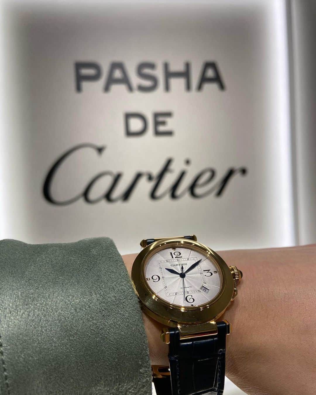 窪塚愛流さんのインスタグラム写真 - (窪塚愛流Instagram)「『PASHA DE Cartier』に行って来ました!!! 80年代に誕生した「パシャ」ウォッチのアーカイブピース18点が展示されていました。⌚ 僕自身、『パシャ』という時計についてあまり知らなかったのですが、今回このポップアップストアに行き、『パシャ』の歴史や、一つ一つの時計の奥深さをより深く知ることが出来ました。   そして、心斎橋店の『Cartier』でしか味わえない、スペシャルミュージックコンテンツが限定公開されていて、野田洋次郎さんのスペシャルムービー(4月9日まで。) 常田大希さんのスペシャルムービー(4月10日から。)が、公開されています！  僕みたいに『パシャ』の時計や香水をあまり知らない方でも、このポップアップストアに足を運ぶだけで、『パシャ』の歴史を感じられたり、心を揺さぶられるスペシャルムービーや他沢山のコーナーがありますので是非、行ってみてください🦋🦋  @cartier   #CartierOsaka   #PashadeCartier   #MakeYourOwnPath」3月26日 15時01分 - airu_kubozuka
