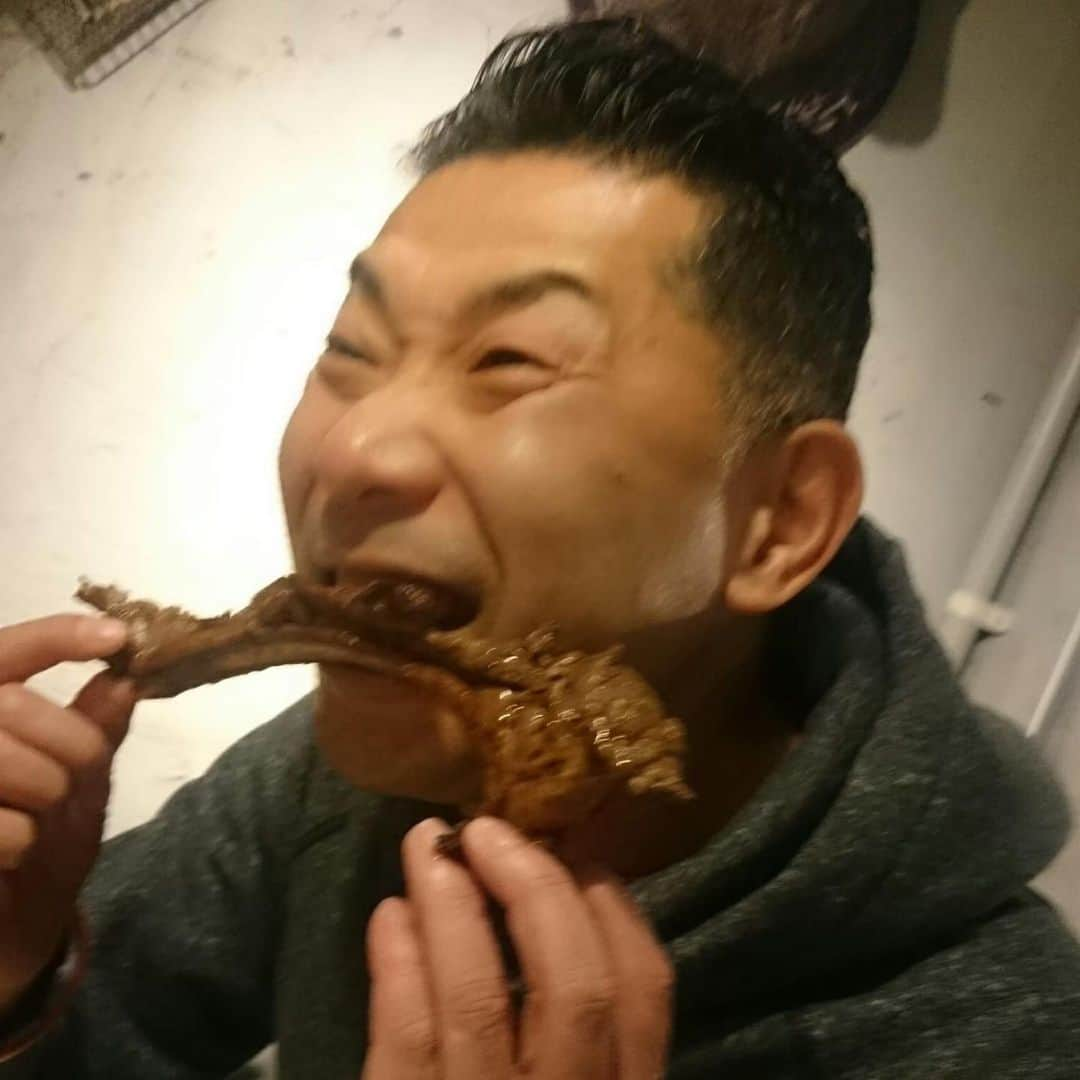 中島浩二さんのインスタグラム写真 - (中島浩二Instagram)「鹿肉に喰らい付く🤣🤣🤣  今夜、やっぱりインスタライブやるんで、急遽、昔の画像引っ張り出して、お知らせだすーー😊  今夜、9時半🤣🤣🤣  何やるか、全く決めて無いだすーー😅  ちなみに画像は、、、 ジビエをリーズナブルに食べさせてくれる、しかも焼肉でっていう手止メ。警固にあるだすが、3年くらい前に行ったかなー😊  もう一枚は、サッカーの試合終わり、そしてサッカー試合終わりで桜見たっていう、2年前の画像だすーー😊  なんかのんびりしてて、こんな日がまたやって来るまで、みんなで頑張るだすーー😊  #福岡ジビエ　#福岡グルメ　#福岡ランチ #福岡桜　#福岡サッカー」3月26日 15時30分 - koji_nakajiii