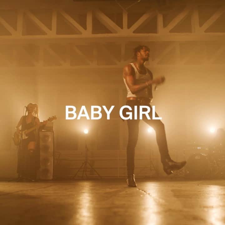 クリス・オドネルのインスタグラム：「My debut single #BabyGirl is finally out in the world! Link in bio to stream it now 🌹」