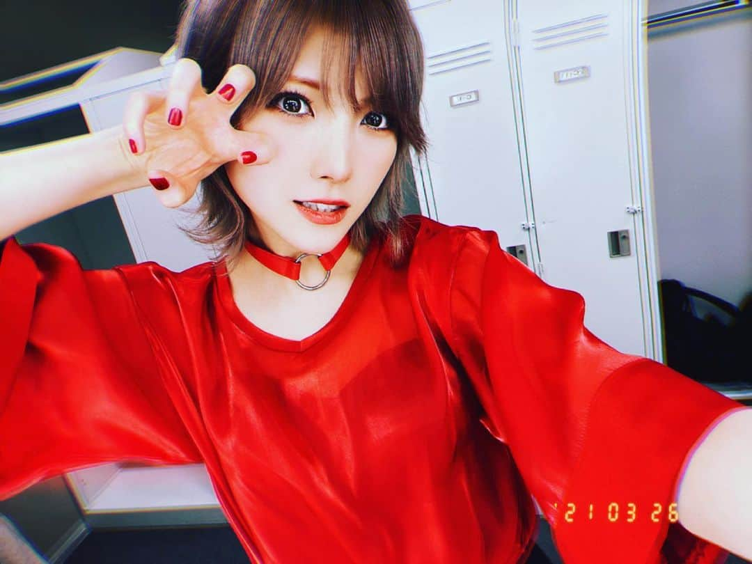 岡田奈々さんのインスタグラム写真 - (岡田奈々Instagram)「💅❤️ 歌唱力No.1決定戦で ファイナリストに残った ９人によるライブ  ありがとうございました 。 今日着た衣装は 2018年に初めてソロコンサートを 開催した日に着た衣装です〜… 3年振りにして2回目 。笑」3月27日 1時15分 - okada7_akb48_stu48