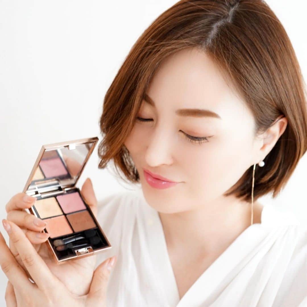 戸田さと美のインスタグラム：「卒業シーズンに﻿ 桜が満開になるようになりましたね🌸﻿ ﻿ 私の中では入学式のイメージ。﻿ 息子の小学校の入学式には﻿ 桜が満開だったのを思い出します。﻿ ﻿ アイシャドウも﻿ 春の優しい色合いのものが欲しくて﻿ 購入したのが、こちら↓﻿ ﻿ LUNASOL（ルナソル） ﻿ アイカラーレーション 11﻿ ﻿ 温かみのある﻿ 優しいピンクやオレンジ﻿ イエローのラメ感もちょうどいい❤️﻿ ﻿ 出番が多くなりそうです‼️﻿ ﻿ #ルナソル﻿ #LUNASOL #新作コスメ﻿ #春コスメ﻿ #eyemake﻿ #makeup﻿ #アイメイク﻿ #アイシャドウ﻿ #限定コスメ ﻿ #instamakeup﻿ #コスメ﻿ #コスメ好きさんと繋がりたい﻿ #コスメレポ﻿ #コスメマニア﻿ #美容﻿ #美容好きな人と繋がりた﻿ #美容好き﻿ #スキンケア﻿ #スキンケアマニア﻿ #スキンケア好き﻿ #時短メイク﻿ #メイク﻿ #ママファッション﻿ #シングルマザー﻿ #エイジングケア ﻿ #置き画くら部」