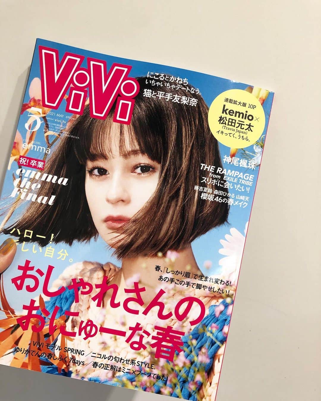 関根祥子のインスタグラム：「ViVi5月号　 emmaちゃんお疲れ様🤍  卒業までの3.4.5月号に参加させてもらいました！ありがとう❤️ エマコと出会って8年ちょい 現場でネイルをすることはなかなかなかったけど、、、この3号はしっかり作品に合わせたネイル作りをしました！ ネイルはそんなうつらないんだけど、、、でもエマコは指先まで作品として考え抜いてるから私も楽しく現場でネイルに向き合えました！作品に携わらせてくれてありがとう❤️プロを目の前でみせてもらって本当に幸せでした。  エマコこれからも楽しみにしてるよ😍😍😍 お疲れ様！そしておめでとー！！  ・・・ ViVi May issue 🌸 @vivi_mag_official   この号を持って7年間専属モデルを務めさせて頂いた ViViを卒業します。 20歳からviviモデルとして 数え切れないぐらい撮影して 様々な経験をさせてもらい いよいよこの時を迎えました。  15Pに渡る卒業ページ。 色んな想いが溢れまくってます☺️ 今まで話したことない事や 対談や盛り沢山な内容です。 是非チェックしてね🦩  私やりきったぞー！！！🙌🏻💋  Photographer : @bun5o  Stylist : @shinosuganuma  Hair&Make : @rei_fukuoka  Nail : @mojonail_shokosekine  Flower : @edenworks_  Edit : @urarinurarin」