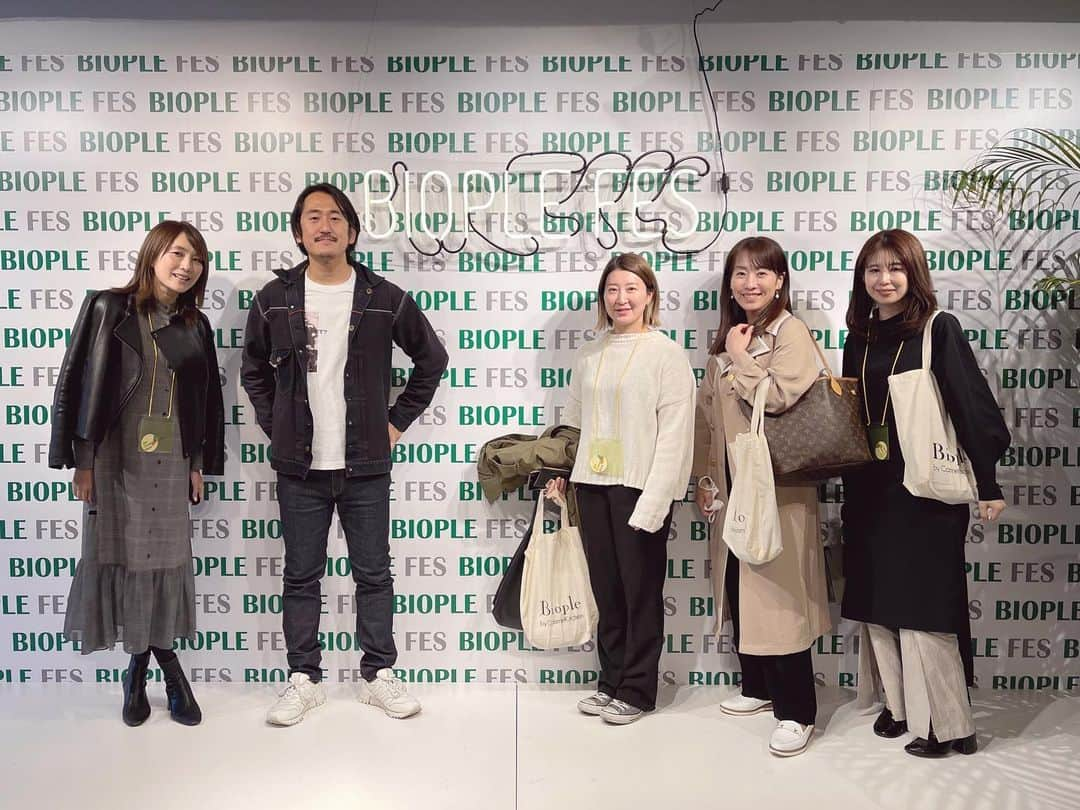 細田阿也さんのインスタグラム写真 - (細田阿也Instagram)「@biople  #biople #bioplebycosmekitchen   長居してじっくり見たくなる @biople_sancha など #biople の品揃えに魅了されてますが♡  @mukubayashi  椋林さんにお声がけいただき #bioplefes へ♡ #オーガニックフェス　  #私の行動が未来を切り開く  #クレンズティー　#のど飴 #プロテイン　#ソイプロテイン　や #スクラブ　#コスメ　#サプリメント #マインドフルネス　#瞑想　のドームや #オイル　#cbdオイル などなど♡  #脳疲労　も注目されてますよね！  聞けば聞くほど聞き惚れる品々ばかり♡  香り、質感、味わい、癒し 五感をフルに刺激し  自分の肌を愛でてあげてください♡だなんて、感じたことのない多角度に 学び多き時間でした🌸  たくさんのご縁頂き ステキなお声がけ頂けたことに感謝です💓  お付き合い頂いた  @tiam_magazine #tiam @asuka__ishikawa あすかさん♡  @azusa_jitsuishi  #實石あづさ #アナウンサー　あづ♡  @huelemuseum_koji  @nanami_koji こじちゃん♡  ありがとう💓」3月26日 17時29分 - hosodaaya