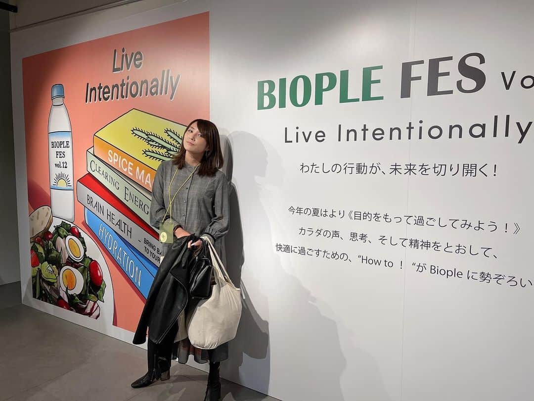 細田阿也さんのインスタグラム写真 - (細田阿也Instagram)「@biople  #biople #bioplebycosmekitchen   長居してじっくり見たくなる @biople_sancha など #biople の品揃えに魅了されてますが♡  @mukubayashi  椋林さんにお声がけいただき #bioplefes へ♡ #オーガニックフェス　  #私の行動が未来を切り開く  #クレンズティー　#のど飴 #プロテイン　#ソイプロテイン　や #スクラブ　#コスメ　#サプリメント #マインドフルネス　#瞑想　のドームや #オイル　#cbdオイル などなど♡  #脳疲労　も注目されてますよね！  聞けば聞くほど聞き惚れる品々ばかり♡  香り、質感、味わい、癒し 五感をフルに刺激し  自分の肌を愛でてあげてください♡だなんて、感じたことのない多角度に 学び多き時間でした🌸  たくさんのご縁頂き ステキなお声がけ頂けたことに感謝です💓  お付き合い頂いた  @tiam_magazine #tiam @asuka__ishikawa あすかさん♡  @azusa_jitsuishi  #實石あづさ #アナウンサー　あづ♡  @huelemuseum_koji  @nanami_koji こじちゃん♡  ありがとう💓」3月26日 17時29分 - hosodaaya