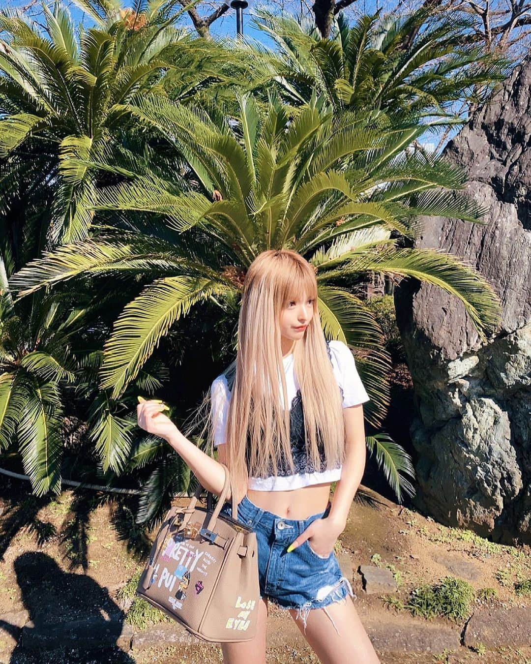アンジェリカのインスタグラム：「🐱💙 .  …👖 ❤︎𝒅𝒆𝒏𝒊𝒎 𝒄𝒐𝒐𝒓𝒅𝒊𝒏𝒂𝒕𝒆 ❤︎👖… ・．━━━━━━━━━━━━   tops :ZARA bustier :EVRIS bottom :GYDA  ．・━━━━━━━━━━━━   #あんじぇコーデ  #gyda   💙🐱」