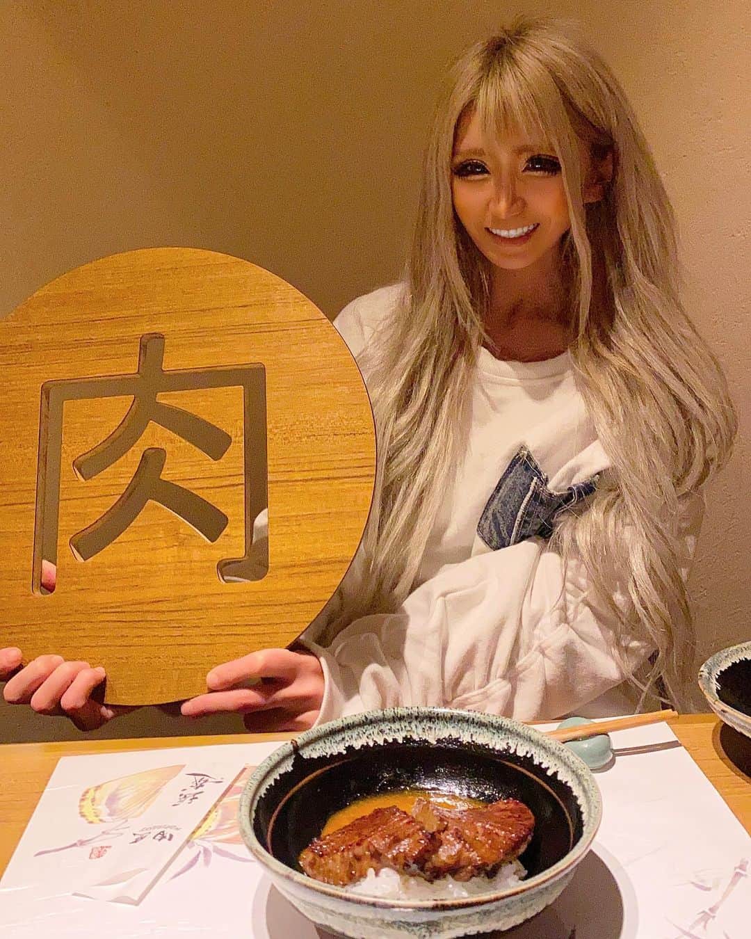 やよさーんさんのインスタグラム写真 - (やよさーんInstagram)「. 去年からずっと行ってみたかった 肉匠堀越に行ってきました❣️ 個室で全部焼いてくれます✨🍖 ヒレご飯が印象に残るくらいめちゃくちゃ美味しかった😍💗 トリュフ✖️たまご✖️肉＝幸🥰 . . #焼肉#焼肉好きな人と繋がりたい#焼肉女子#東京焼肉#肉匠堀越#東京グルメ#広尾グルメ#六本木ディナー#オシャレなお店#食べログ高評価#食べログ3点5以上#japanesefood#japanfoodie#wagyu」3月26日 18時00分 - yayosaan