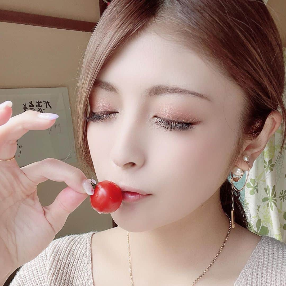 新藤加菜さんのインスタグラム写真 - (新藤加菜Instagram)「. ビタミンリコピン美白美白🍅 . #田宮トマト #tomato #トマト #美容 #食べて美しく #農家 #八ヶ岳 #水耕栽培 #beautyfood #vegetables #赤い宝石 #自然 #nature #japanesefood #japanesegirl #プチトマト #ゆづか姫」3月26日 18時15分 - kanachailatte