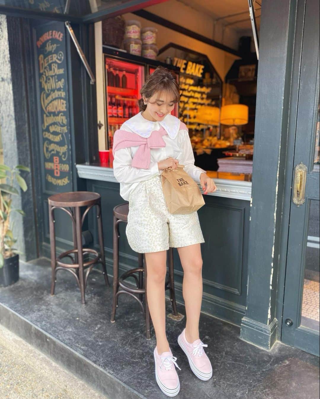 Mai Wakimizuのインスタグラム：「お仕事終わりにパン屋さんへ♡ついに明日はチートday！好きなものを好きなだけ食べて良い日＼(^o^)／ここ数日の考え事はこの日に何を食べるか。笑 朝食は大好きなパン一択だったので、THE BAKE @thebake.boozysでクロワッサンとフレンチトーストを調達♡1ヶ月半ぶりのパン、食べた瞬間泣いちゃうかも。笑  そんな今日はpink coordinateでした♡ブラウス、今夜から予約販売するのでお見逃しなく♡ #wakkinstyle#ootd#coordinate#ママコーデ tops:#linkable @linkable_official(今夜20:00〜予約販売開始) pants:#linkable @linkable_official(伊勢丹popup先行再入荷予定) shoes:#vans」