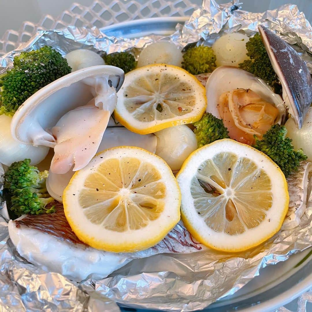 麻亜里さんのインスタグラム写真 - (麻亜里Instagram)「【レモンの酸味がたまらない🍋アクアパッツァ】  レシピアップしました🍴 (📖ハイライトのレシピをご覧ください)  海鮮の代わりに鶏肉でもOK🙆‍♀️  酸っぱいもの好きにはたまらない一品になりました🍋 夏にも良さそう😊✨  #麻亜里ごはん」3月26日 18時20分 - maari.0108