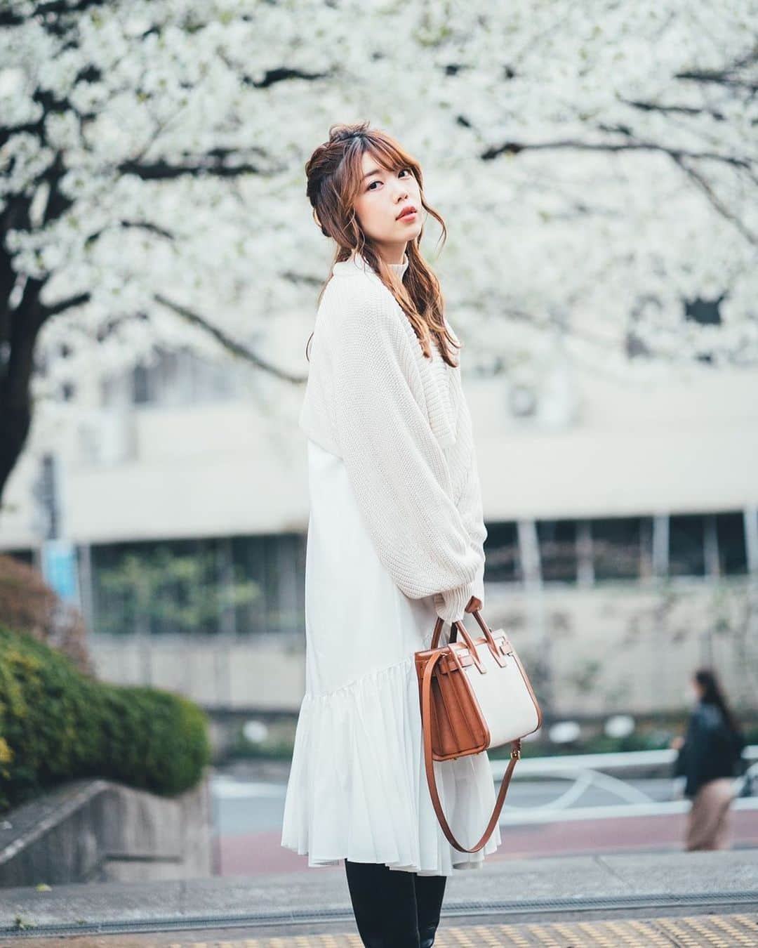 新庄千歳のインスタグラム：「桜舞い散る🌸〜中に〜 白い桜もきれいやでな！！ What a beautiful cherry blossom 🌸 🥰 ＬＯνЁ ゜・*:.。. ♡︎ｌｏυё♡︎.。.:*・゜ＬＯνЁ  #撮影#photoshoot#shooting #drink#撮影モデル#モデル#fashion#outfit#ootd#stylehanter #japan #japanesegirl #桜#cherryblossome #お花見 #桜咲く#春#springwether #spring」