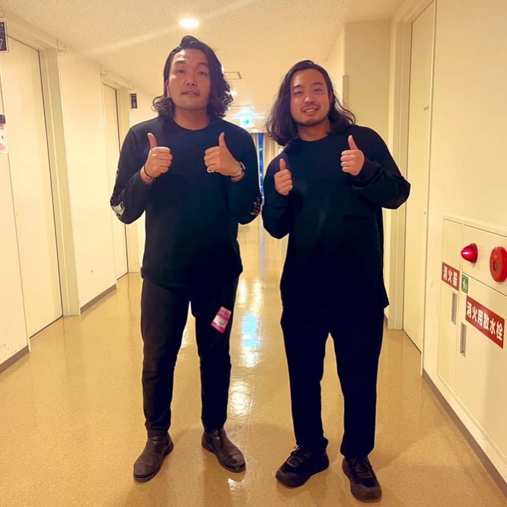 盛山晋太郎のインスタグラム：「お会いするたびにツーショットを撮らせてもらってるのですが、今日はとうとう一緒にラップをさせてもらいます。 いよいよひとつになりそうです。  #creepynuts  #梅田サイファー #R指定 #ピッコロとネイル」