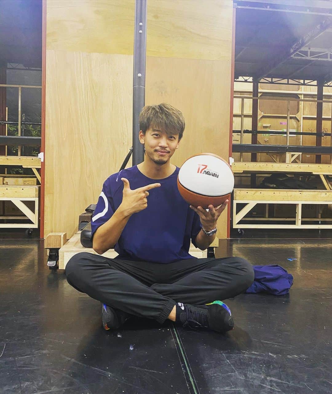 竹内涼真のインスタグラム：「ミュージカル　#17again   色々はじめてだらけで混乱しておりますが…もう叩き込むしかないでしょう❗️  久々に自分が1番出来ないと思うのが、新鮮で悔しいです。キャストの皆さんそしてアンサンブルのみんなも含めて本当に素晴らしいです  初日は　5月16日　楽しみですね。　劇場でお会いしましょう。」