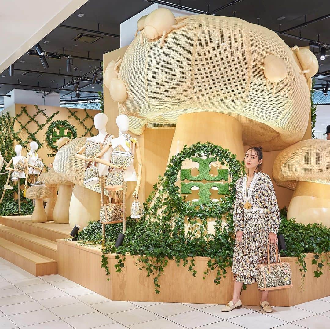 近藤千尋のインスタグラム：「伊勢丹新宿店の @toryburch  さんpopupに お邪魔してきました♥️☺️ 全身コーデも春らしくて 可愛かったなぁ🌸🌸🌸 ラタンで作られた可愛すぎる 世界観と撮影して頂きました✨🙋‍♀️  #ToryStories  #Tmonogram」