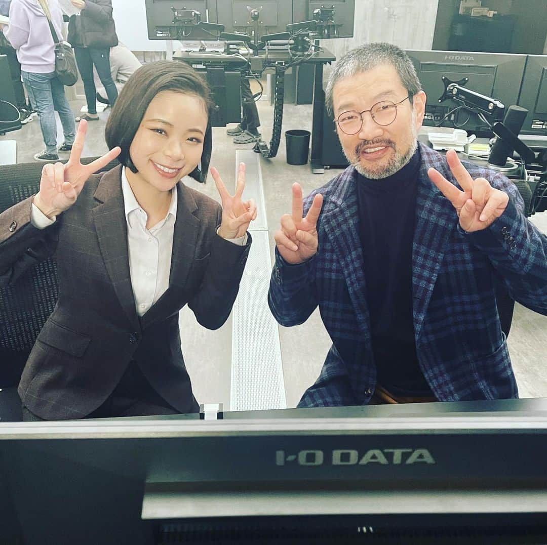 レッドアイズ 監視捜査班さんのインスタグラム写真 - (レッドアイズ 監視捜査班Instagram)「＼#レッドアイズ 👁👁オフショ📷／  いよいよ明日⚡ 土曜よる10時～🌙 衝撃の最終回放送💥  長篠(#趣里)🐱と 辰さん(#木村祐一)🥸の 仲良しオフショをお届け😊  KSBCセット内🖥で… ＼✋おそろいのポーズ✌／  #キム兄と趣里姉 #合間も和気あいあい #癒されるお2人 #ロス  ＿＿＿＿＿＿＿＿＿＿＿＿＿＿＿＿ 　#レッドアイズ 監視捜査班 📹 　　　2021年3月27日(土) 　　EP.10 🟥 𝗦 𝗧 𝗔 𝗥 𝗧 🟥 ￣￣￣￣￣￣￣￣￣￣￣￣￣￣￣￣ 出演：#亀梨和也 　　　#松下奈緒 　　　#趣里 　　　#シシドカフカ 　　　#松村北斗(#SixTONES) 　　 　　　#木村祐一」3月26日 19時04分 - redeyes_ntv