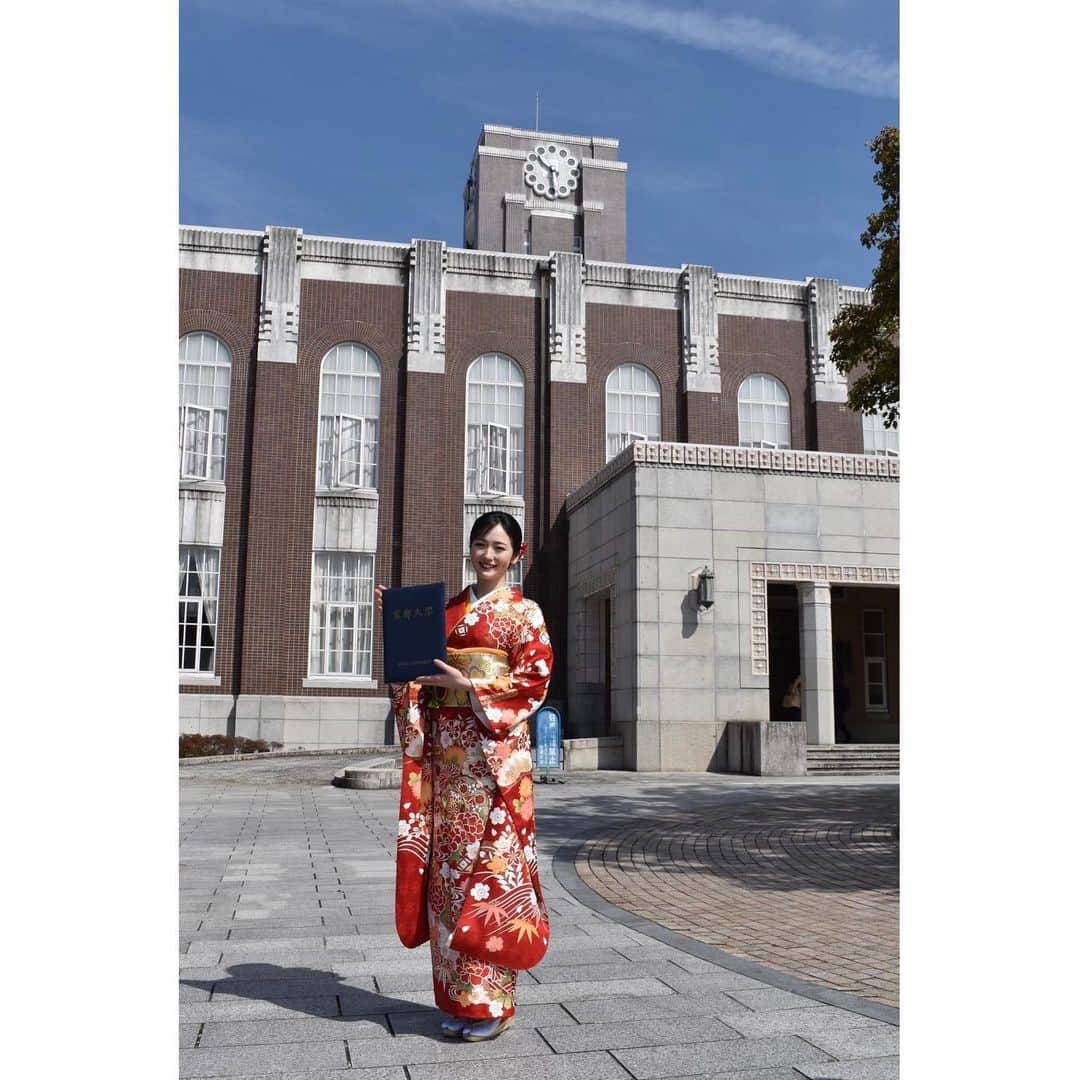 野口真未のインスタグラム：「・ ・ ・ 🌸京都大学法科大学院を卒業しました🌸  ロースクールの先輩方  同級生のみんなに 本当にお世話になりました  何より  京都に送り出してくれた両親に 感謝しています  京都で  一生懸命勉強することができて良かったです🎓 ありがとうございました✨  #卒業式 #京都大学 #京都大学法科大学院」
