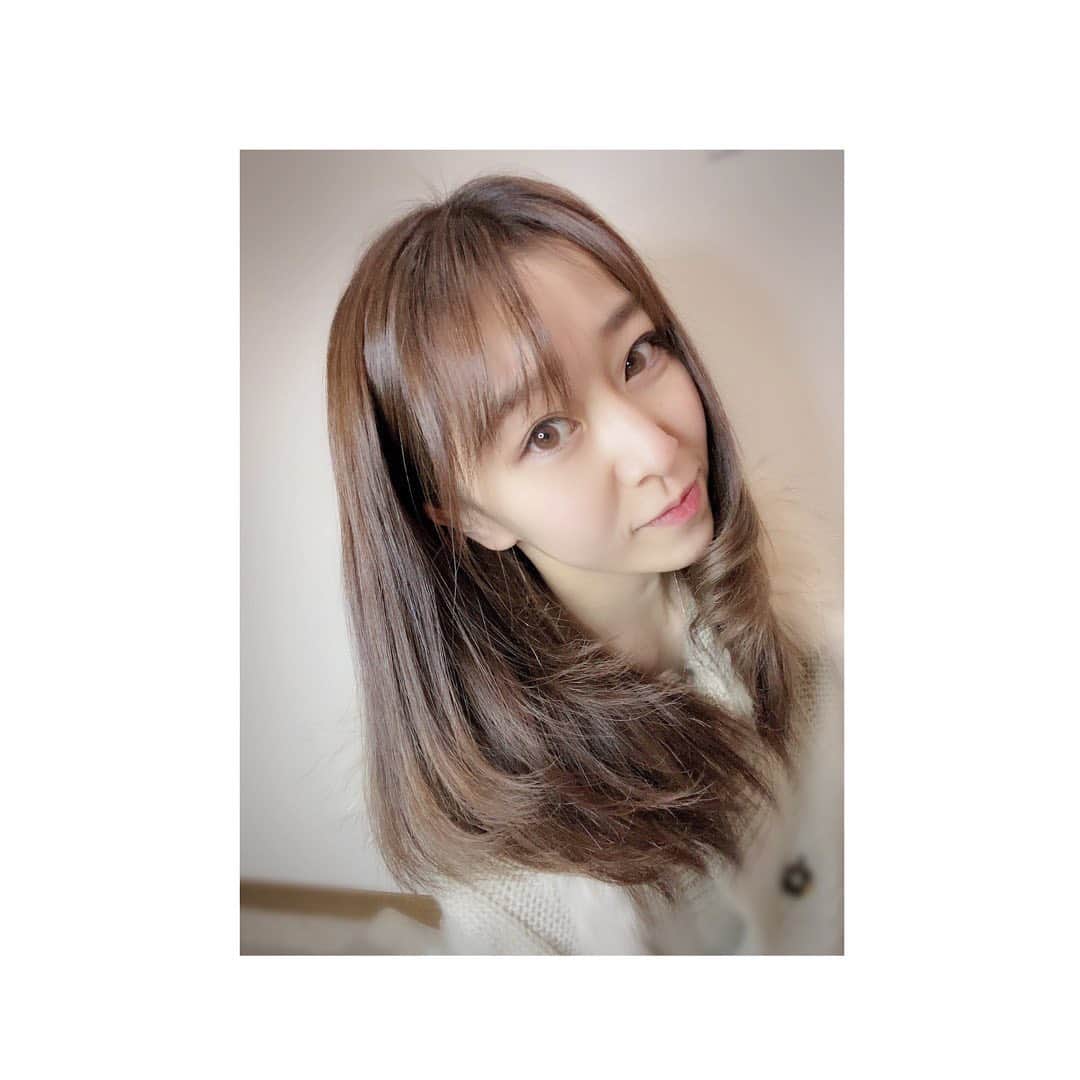 のインスタグラム：「.*･ﾟ　.ﾟ･*.💇.*･ﾟ　.ﾟ･*. . 「サラサラ〜」 . プリンなってたから 美容院✩.*˚ かなちゃん(@kanasyo1104 ) いつも素敵に仕上げてくれて ありがとう♡♡ . . #夏まで伸ばす #ロングヘア #美容院 #ヘアカラー #ベージュブラウン #恵比寿美容院 @canonbyflammeum」