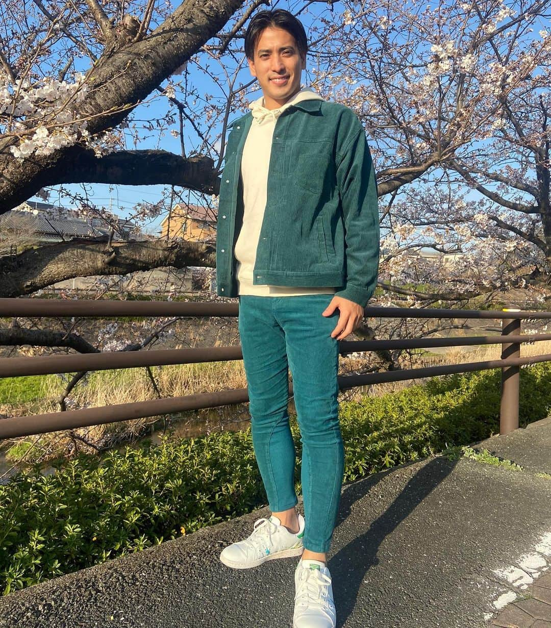 濱田隼平のインスタグラム：「桜は癒されますねぇ🥰 桜並木の道の上で…カッコつけてみました🤣 豊橋市で名物のカレーうどんをいただきましたが… なんと、白いカレーうどん！ 上にはこれまた豊橋市名産のエディブルフラワーを乗せた可愛らしさをアレンジしています。 見た目と味のギャップがたまらないです^ ^ #キャッチ！#ハマコレ中継#ハマちゃんのコレすごくない？#豊橋市名物#カレーうどん#白いカレーうどん#十勝庵#豊橋競輪場近く#桜並木の道ので#アナウンサーコーデ#男性アナウンサーコーデ#緑のセットアップ#春ですね。あぁ春ですね。春ですね。#春コーデ」