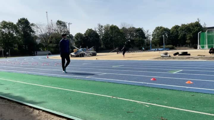 山本凌雅のインスタグラム：「【トレーニング】 接地する位置の確認 切り返すタイミング  #trackandfirld #triplejump」