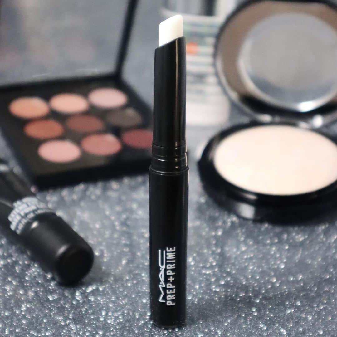 M∙A∙C Cosmetics Japanのインスタグラム：「＼M·A·C公式オンラインショップ 人気製品をご紹介／ 【M·A·C プレップ プライム リップ】 ㅤ カラーを美しく発色させるリップベース💄唇や口元のシワを目立たなくさせる効果も✨ 後に塗るリップカラーの持ちを良くし、発色の良い仕上がりに。 　 スワイプしてリップベース有無の色持ち比較をチェック👉 ㅤㅤ Shot by M·A·C EVENT ARTIST Hatsuo Arisaka @hatsuo_mua」