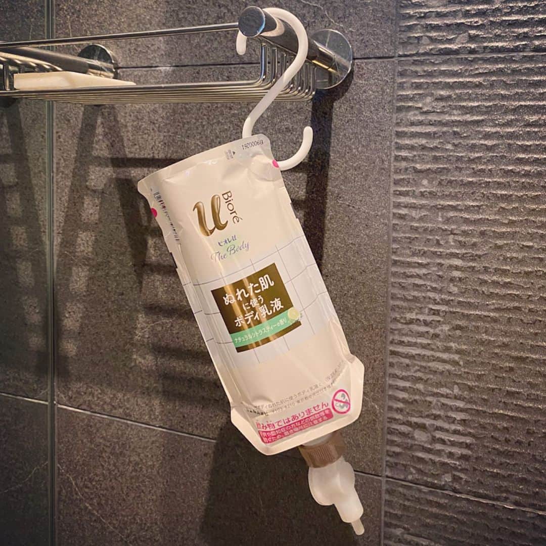 のインスタグラム：「今日は花王様から頂いた @bioreu_jp の﻿ ビオレｕ ザ ボディ ぬれた肌に使うボディ乳液を紹介します✨﻿ ﻿ 浴室内でタオルドライする前のお肌に﻿ そのまま使える乳液🧴﻿ 春～夏にかけて紫外線、花粉、摩擦も気になる季節になり﻿﻿ 乾燥しないようにボディケアも念入りになっていたところ… テクスチャーものびが良く肌に馴染みやすいので お風呂で簡単にケアできるから続けやすい✨﻿ ﻿ パウチ型で密閉構造なので﻿ 最後まで清潔に使えて﻿ プラスチックボトルレスなのも﻿ エコでいいですよね☺️﻿ 新しく発売されたナチュラルシトラスティーの香りが とても爽やかな香りで使い心地も良し💓﻿ ﻿ 忙しい毎日に簡単に取り入れられるボディケア﻿ とっても楽チンなので毎日続けています✨﻿ ﻿ #ビオレ #ビオレu #ザボディ﻿ #ボディケア﻿ #摩擦レス　#PR」