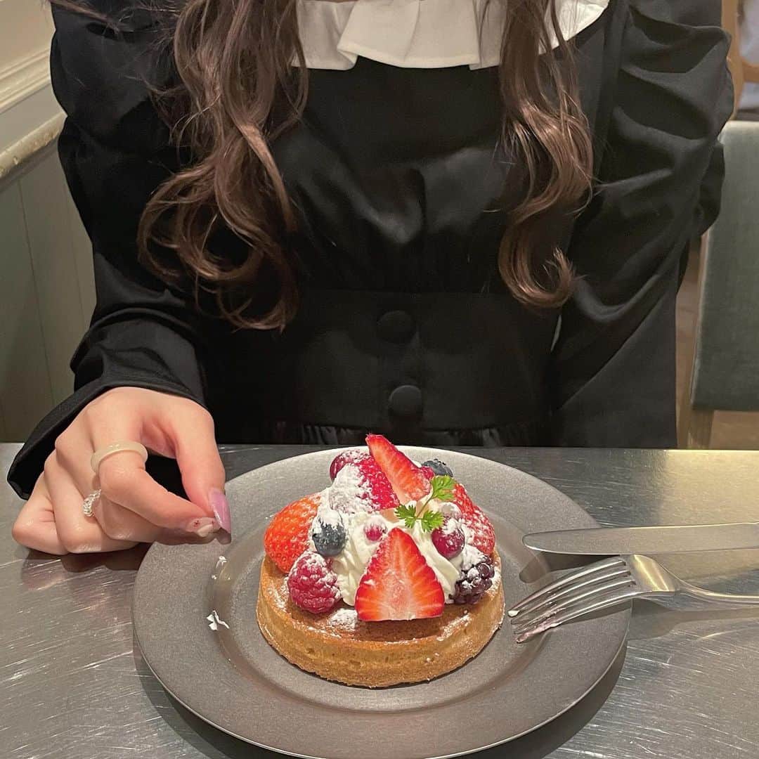津代美月さんのインスタグラム写真 - (津代美月Instagram)「.  いちごタルトがケーキの中で1番好き  #表参道カフェ #表参道 #lohasbeanscoffee」3月26日 19時48分 - __tsushiromizuki