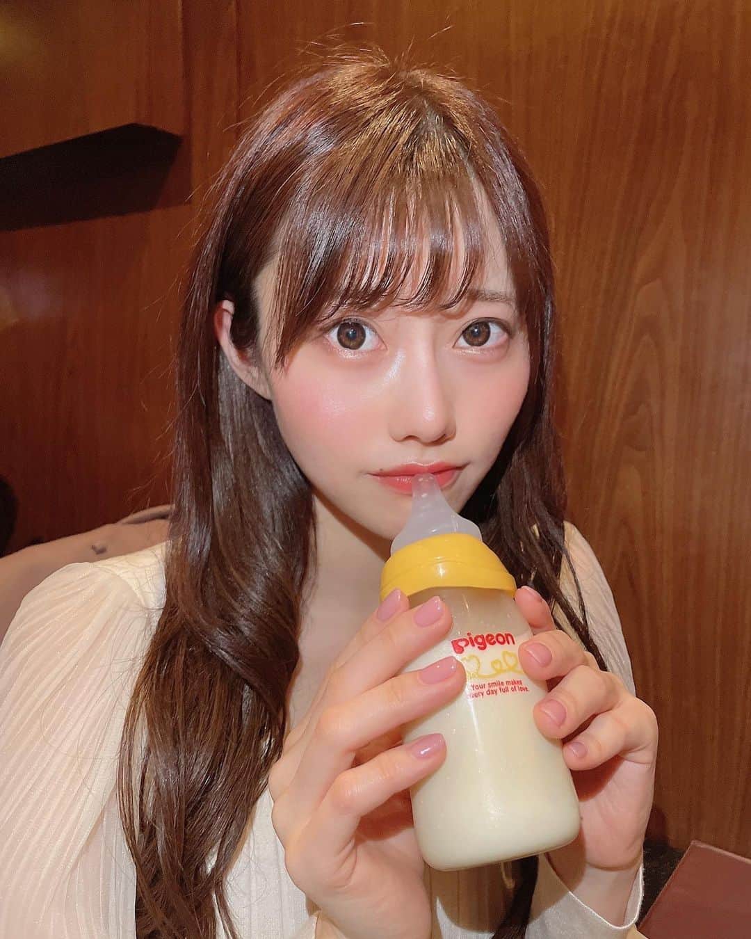 桃里れあさんのインスタグラム写真 - (桃里れあInstagram)「ちゅぱちゅぱ👶🍼 ・ ・ 哺乳瓶初めて吸ったけど、赤ちゃんが必死にミルク吸って飲むのがよくわかった。吸えないもん。笑 ・ ・  ・ ・ 【👙写真集】 1st電子写真集『yell』双葉社より発売中 Amazon Kindle→www.amazon.co.jp/dp/B08WJ6PJPC ・ ・ 【🐈ファンクラブ】 CHEERZ 桃里れあ https://cheerz.cz/artist/13853 サポーターになると… グラビアオフショット/プライベート写真/限定メルマガ/イベント優先受付/会員No.発行 月額500円〜で楽しみ放題♡サポーター登録前の投稿は見れないので早めの登録がオススメです！ ・ ・ 【💘イベント情報】 4月撮影会やるかも…？ SNSや公式LINEチェックしててね！ ・ ・ 【📖雑誌掲載中】 2/3発売　アサ芸シークレット 3/5発売　Cream4月号 3/9発売　週刊アサヒ芸能 3/26発売　EXMAX!5月号 ・ ・ 【📀DVD】 1/29 1stイメージDVD「ももれあ」発売 大好評Amazon売り上げ新着共にランキング1位🏅 https://www.amazon.co.jp/dp/B08NPQTQG3 ・ ・ 【📻レギュラーラジオ】 調布FMらじぷら　次回放送4/4(日)23:00〜23:59 アプリ《リスラジ》でお聴きください♪ メンバー：小林智絵（Pimm's）/二瓶有加（PINK CRES.）/りさ（まなみのりさ）/桃里れあ ・ ・ 【💫SNS】 Twitter：https://twitter.com/rea_momosato  TikTok：https://vt.tiktok.com/ZSwuNpx1/ YouTubeチャンネル《桃里れあ》：https://www.youtube.com/channel/UCfpzmulrUvR-x-55JEoZ7Mg 公式LINE：https://lin.ee/h96Deou ・ ・ ・ #グラビア #グラビアアイドル #グラドル #看護師 #ナース #nurse #ไอดอล #아이돌 #प्रतिमा #japanesegirl  #idol #cosmel #内衣 #性感的 #漂亮 #清秀 #粉我 #เซ็กซี่ #섹시  #gravure #萌 #asiangirl #bajutidurseksi #sexyhot #护士  #自拍 #池袋グルメ #池袋カフェ #池袋バー #哺乳瓶」3月26日 19時51分 - rea_momosato