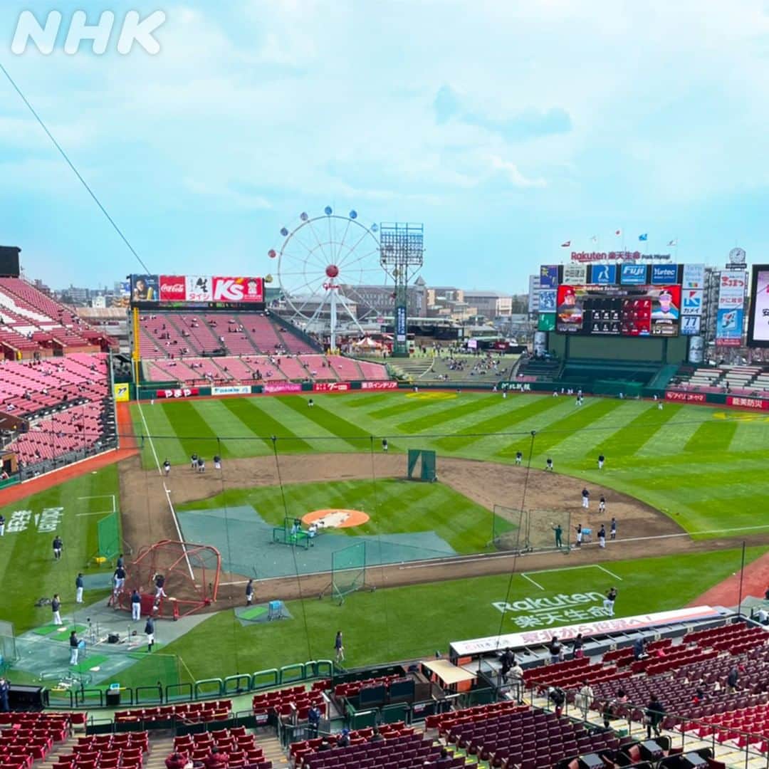 NHK「おかえりモネ」のインスタグラム：「本日プロ野球の開幕戦で、ヒロイン・#清原果耶 さんが始球式をおこないました⚾️  #東北楽天ゴールデンイーグルス 公式キャラクターのクラッチ、クラッチ―ナ、スイッチと記念ショット📸  実際に着用したユニフォームも公開！  #おかえりモネ　#楽天生命パーク宮城  🌞 #5月17日放送開始 🌞」