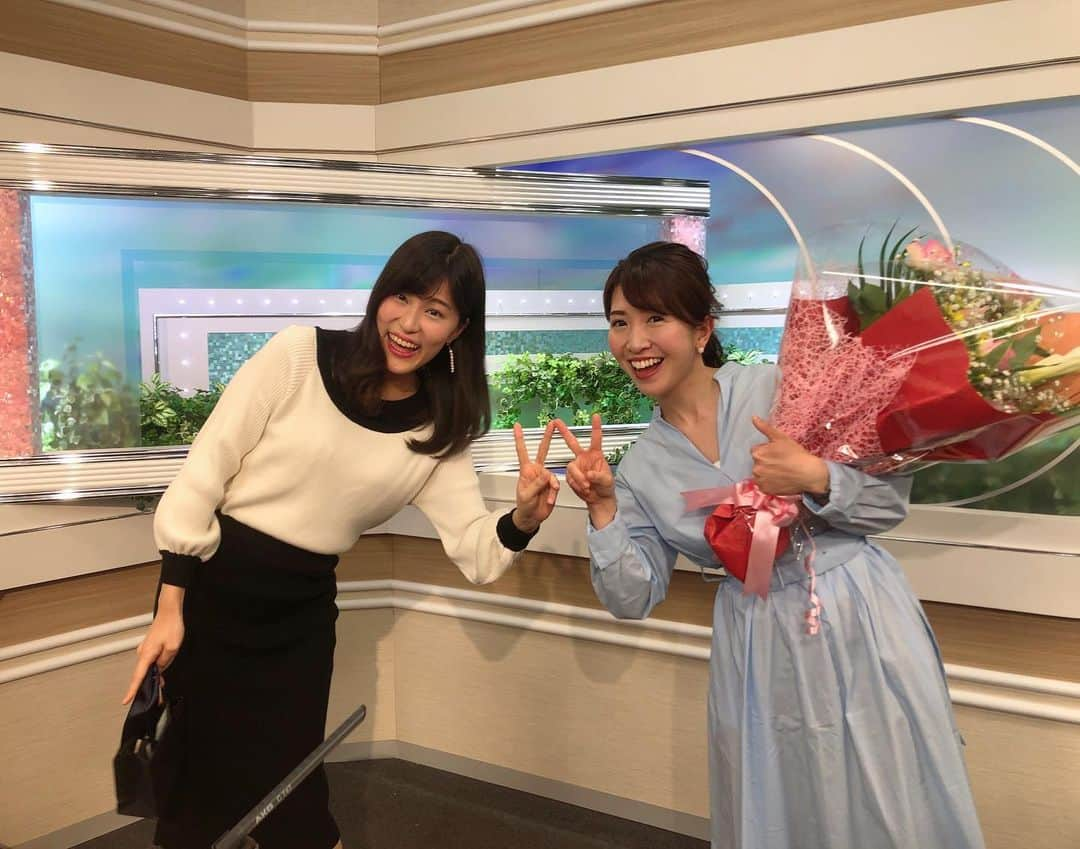 竹内里奈さんのインスタグラム写真 - (竹内里奈Instagram)「🌸大好きな竹内青空さんが 今日の夜ニュースをもってご卒業されます😢 NEWSチバFUSIONも今日で最後でした🥲 最後のFUSION終わりに🌸 ・ ダブル竹内コンビ（笑）でお伝えすることが 先日で最後だったと思うと寂しいなあ🥲 ・ NEWチバFUSION、金曜日の情報要素が多めの番組で、掛け合いも自由にできて、とても楽しかったです😆 見て下さった方々本当にありがとうございました✨✨ ・ ・ #竹内青空 さん　#竹内里奈　#ダブル竹内 #気象予報士 #アナウンサー #チバテレ #女子アナ #女子アナコーデ #フリーアナウンサー #卒業」3月26日 20時03分 - rina.takeuch