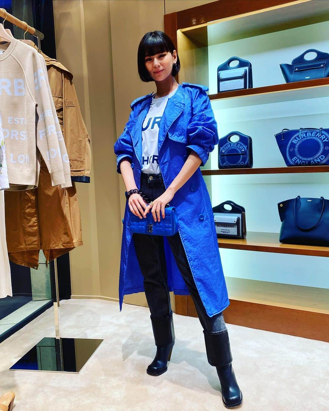 田中杏子さんのインスタグラム写真 - (田中杏子Instagram)「At the opening reception for Burberry Roppongi Hills Store.   Burberry 六本木ヒルズけやき坂店のオープニング🎊🎊　　西内まりあちゃんと久しぶりの再会👏👏バーバリーがよく似合ってるね😍  こちらの店舗はウィメンズ、メンズ、チルドレンズのコレクションが集まった、日本初のコンバイン型ストアだそうです。  サンバイザーとハットが合体したハット、コレクションにも出ていたのを発見。可愛くて、物欲がとまりません😅🤣  おめでとうございます㊗️🎊🍾  #burberry  #akotanaka #バーバリー」3月26日 20時13分 - akoakotanaka