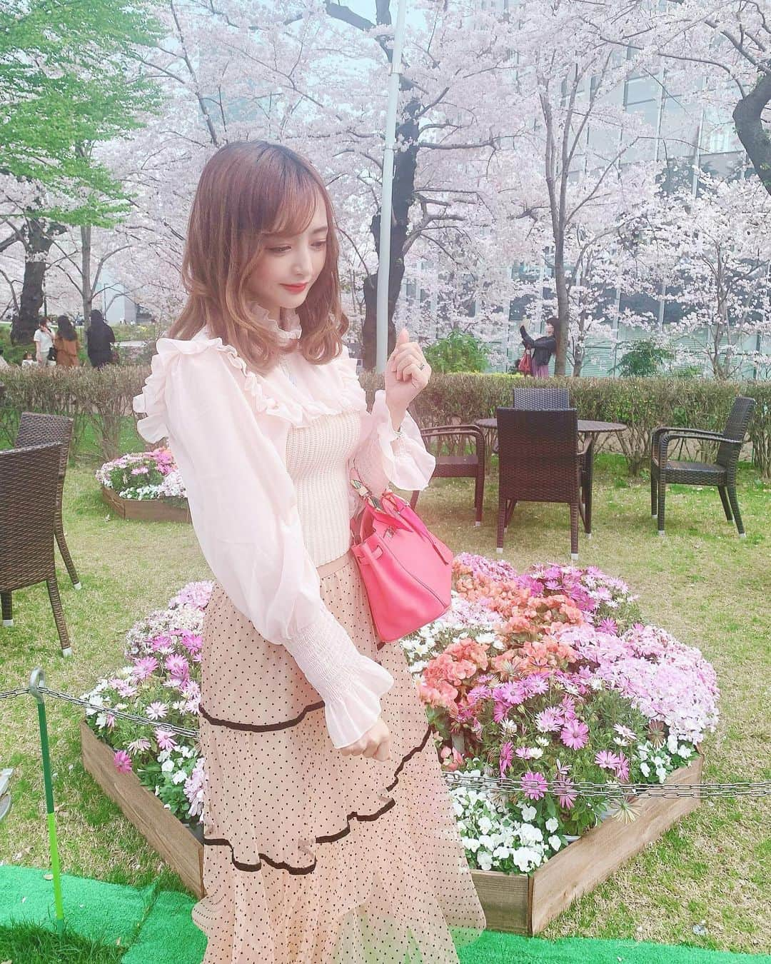 ゆうたむさんのインスタグラム写真 - (ゆうたむInstagram)「🌸🌸🌸 . . . . 桜がもう満開で😳 . . . お花見してきました🌸🌸😊 . . . お茶して桜見ただけでお弁当🍱食べたりはできなかったけど、 ポカポカな天気の中見れた桜は最高でした♪♪😳☀️☀️ . . みんなはお花見とかしますか？🌸 . . . . #cordinate skirt: @select_coco8  tops: @mahhaplanet_official  bag: @hermes  . . . シフォン素材のトップスとスカートでお花見っぽいコーディネートになったかなと🌸🌸😊 . . . . #mahhaplanet  #cocoselect  #fashion #ootd #오오티디  #멋스타그램 #데일리룩  #데일리코디  #데일리패션  #패션」3月26日 20時14分 - yuutamu_non