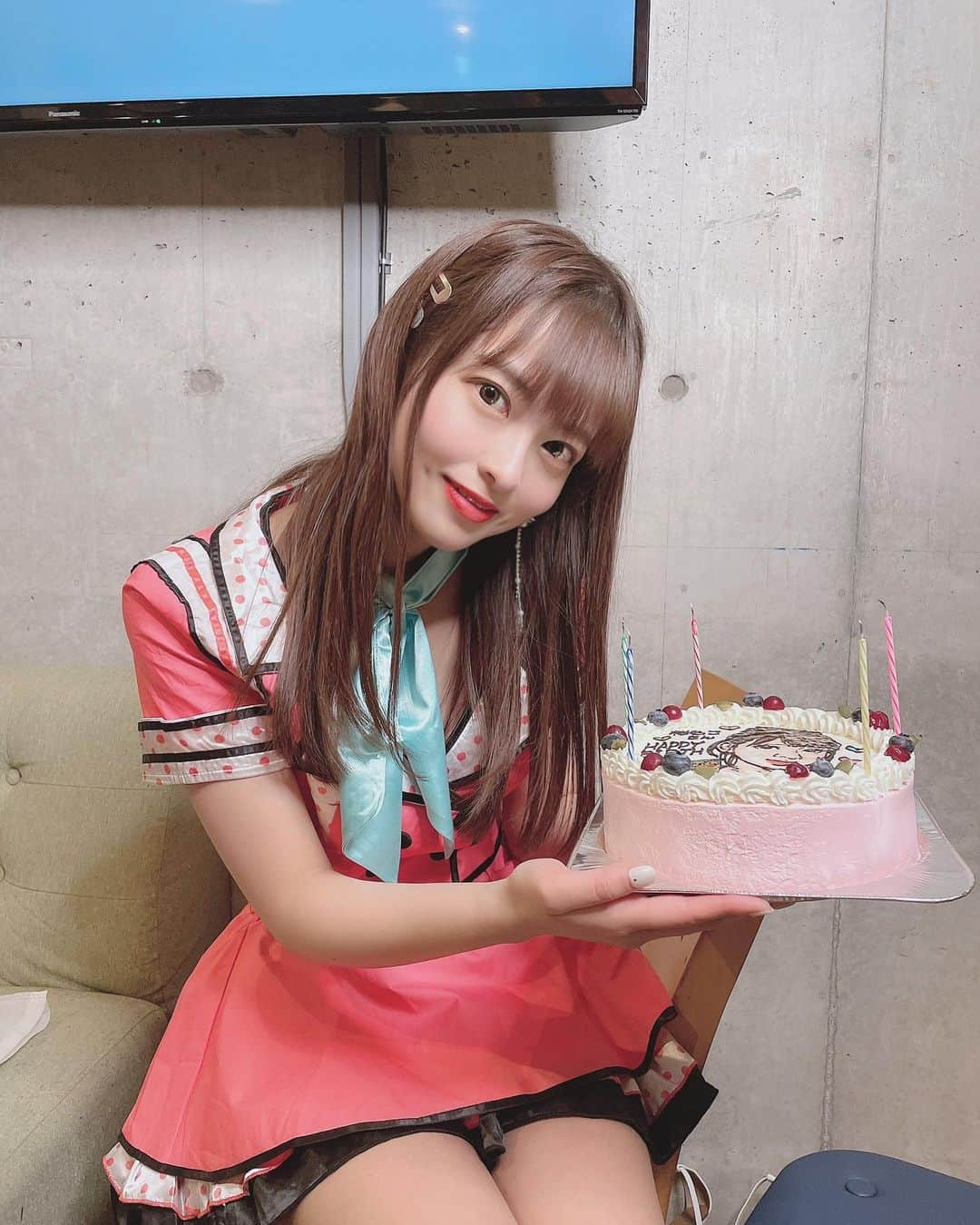 桜もこさんのインスタグラム写真 - (桜もこInstagram)「わーーー撮影後、現場でお祝いのケーキでてきた🎂嬉しい🥰💕いつもお世話になってるスタッフさんと共演者の皆さんもありがとうございます🥺❤️幸せ！！！  #ケーキ　#🎂　#happy #誕生日ケーキ　#instagood #instagram」3月26日 20時06分 - mokochan319