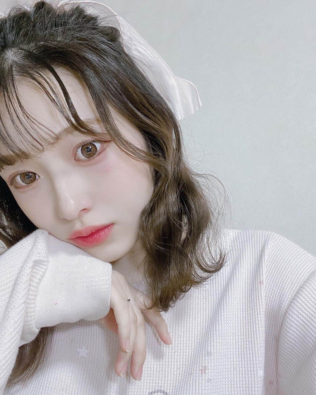 青木菜花のインスタグラム：「.﻿ .﻿ ここのところメイク薄かったけど﻿ 久々にしっかりメイクしたらよき！🤍﻿ ﻿ 最近は韓ドラにハマってしまって﻿ 昼間ずっとみてる〜😂﻿ ﻿ コメント返せてなかったから﻿ できるだけ返していくね！！🌷﻿ .﻿ .﻿ #セルフィー #ピンクメイク #ヘアアレンジ #リボンヘアアレンジ #うさぎメイク #妊婦 #妊婦生活 #妊娠後期」