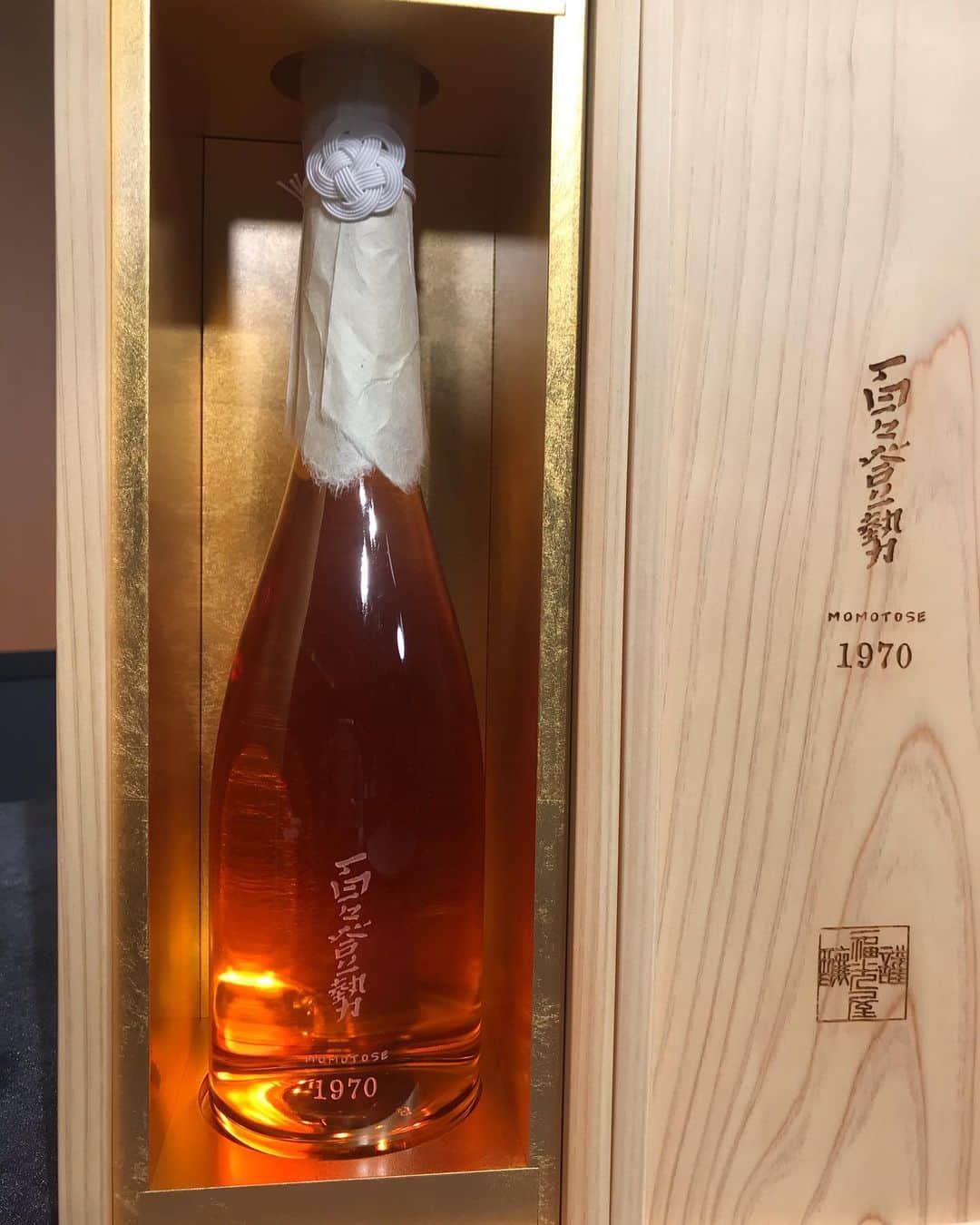 伊藤聡子さんのインスタグラム写真 - (伊藤聡子Instagram)「羽田土曜会のスタジオに登場した福光屋の50年熟成の日本酒、「百々登勢(ももとせ）」。 なんと、1本100万円❣️ この綺麗な琥珀色、そして50年の深みを感じる味わいは日本酒の概念を超える素晴らしいものでした✨ ワインのように、日本酒も熟成を楽しむことで世界に向けたブランドを確立できるかもしれません😆 #福光屋#百々登勢#100万円の日本酒#羽田土曜会#伊藤聡子#newyorker」3月26日 20時07分 - satokoito73