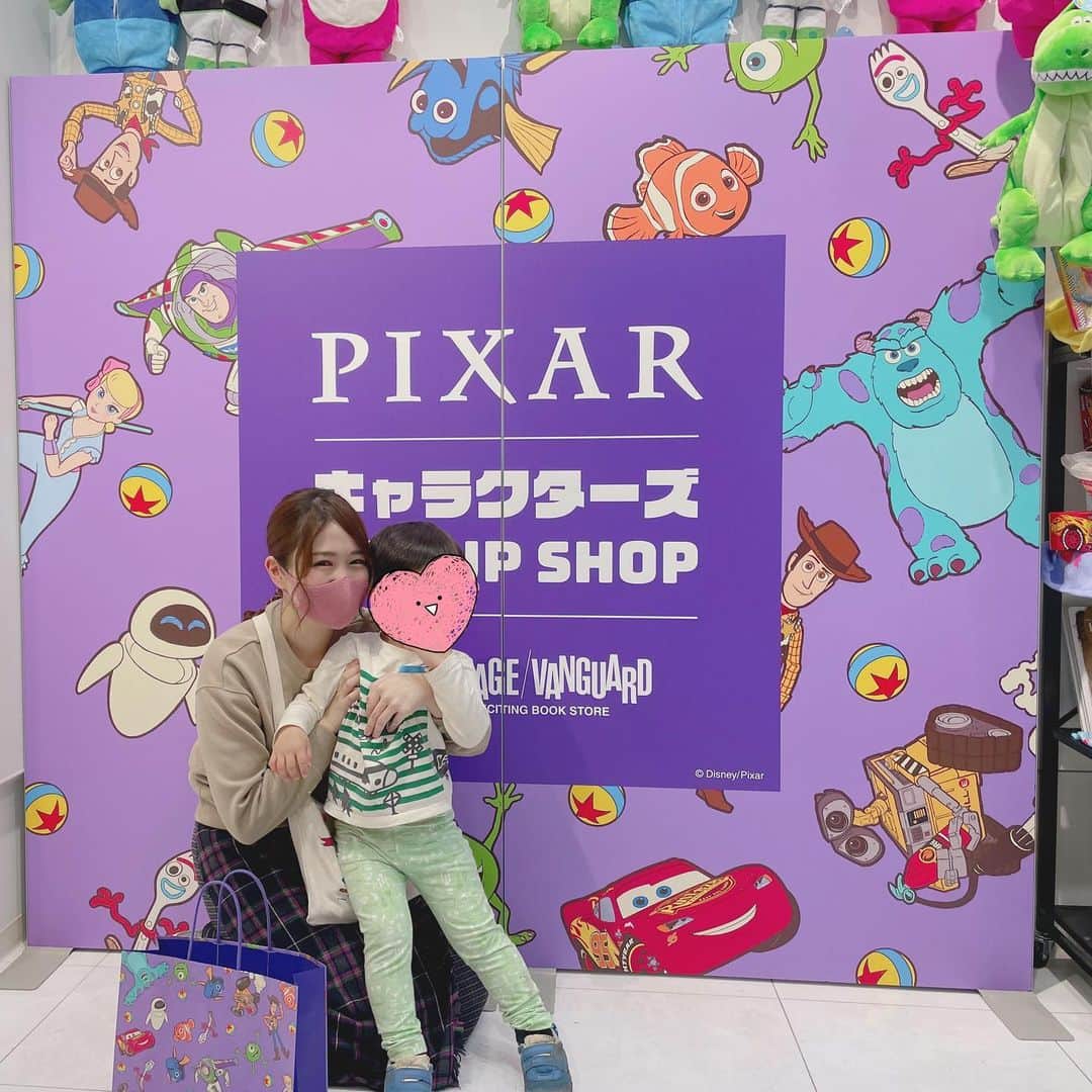伊藤かりんのインスタグラム：「. . . #ピクサー と#ビレバン の コラボのポップアップショップ🤡 . . 近場で全然やってなくて ようやくららぽーと横浜に来てくれたので 行ってきたよ🦖🤍 . . お買い物に付き合ってくれた甥っ子には バスボム買ってあげた🛁！(笑) . . . #pixar」