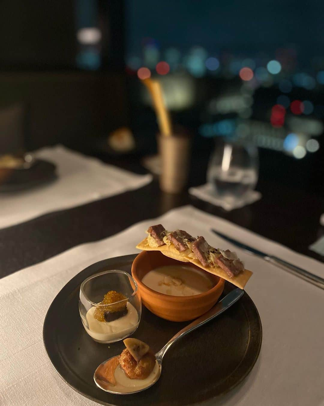 丸山悠美さんのインスタグラム写真 - (丸山悠美Instagram)「🍽♡ 再開したアルヴァにようやく行けた！ やっぱり大好きな場所。  #birthday #dinner #誕生日 #アマン #アマン東京#amantokyo #アルヴァ #ママ #親子 #女の子ママ #大手町 #丸の内グルメ #丸の内 #大手町グルメ #東京ホテル #東京レストラン #子連れレストラン #ディナー」3月26日 20時10分 - maruyumi