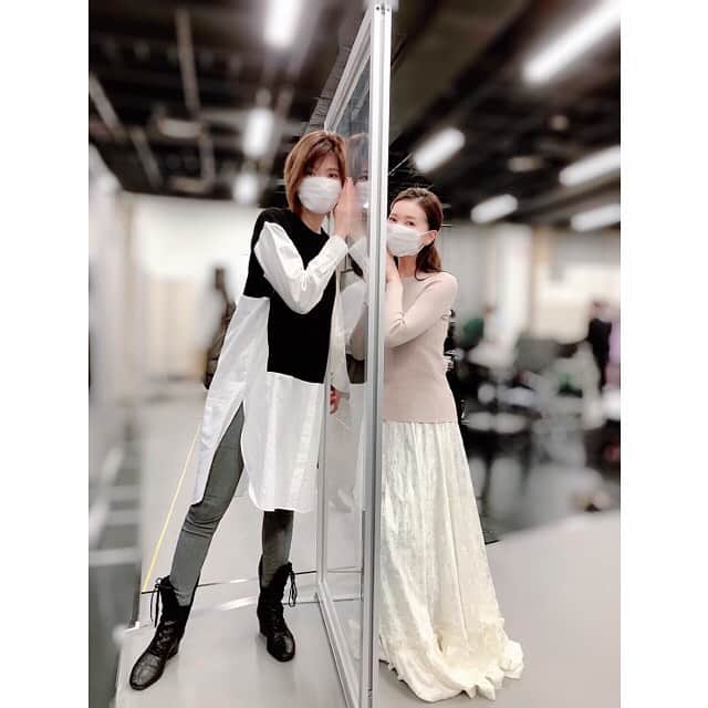 夢咲ねね（赤根那奈）さんのインスタグラム写真 - (夢咲ねね（赤根那奈）Instagram)「． 先日、 『エリザベートtakarazuka25周年スペシャル・ガラ・コンサート』のお稽古に参加させていただきました。2回目のお稽古参加でもはやオケ合わせ…。(😱) 刻々と幕が上がる日が近づいているのだな。と感じます。 (私はまだまだなのですが…😅)  下級生の頃に出演したきりでしたので、『エリザベート』に出演したのは夢だったんだなぁ💭とすら感じていたのですが、生オーケストラのプロローグの始まりから眠っていた記憶が一気に蘇りました。 「私、、、彫像してた！！」と笑  そして、この日のトート様はさえこ様…。 さえこ様は当時私が出演していた月組のトート様です。 さえこさんのトート閣下は妖しくて美しくて、惹きづり込まれてしまうトート様……。 そのさえこさんと一幕のみ御一緒させていただき、感無量でした。 さえこさんとは月組でもあり星組でもある。。 そんな共通点もあり嬉しいのです💛💙 この日は当時の月組の方々が多くいらしていて、稽古場どこを見ても胸熱でした。。 図々しくも皆様とお写真撮っていただきましたので、アップさせていただきます……💛  #エリザベート #ガラコンサート #トート様 #彩輝なお様 #お稽古場 #月組 であり #星組 #💛💙」3月26日 20時15分 - yumesaki__nene