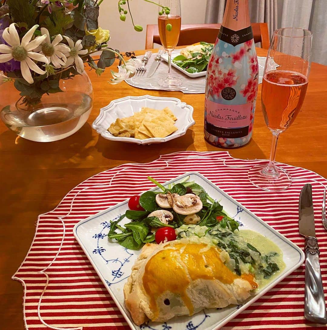 のインスタグラム：「今日はパイが食べたくて🥧 サーモンとほうれん草を先にグリルしたものを 玉ねぎたっぷりのアボカドクリームソースと合わせて🥑 ごちそうさまでした🥰 #heechankitchen #pie #dinner #ニコラフィアット」