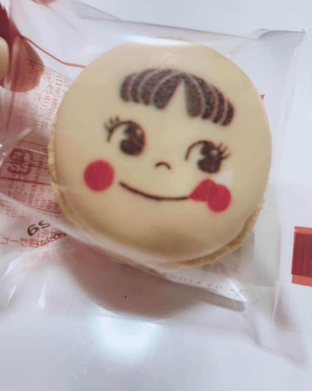 小夏ゆあなのインスタグラム：「ペコちゃんのマカロン💕ショコラ🍫  大好き💕   #不二家  #マカロン #だいすき」