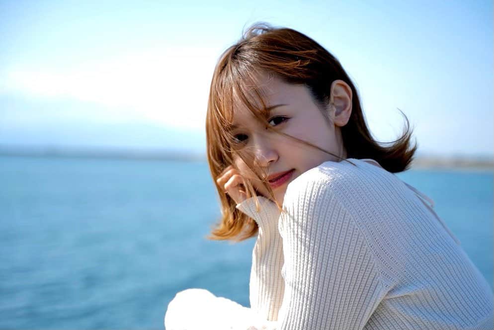 伊藤千凪海のインスタグラム：「ひなたぼっこした日☀️﻿ ﻿ 数年前までは日焼けをしたくなくて﻿ ﻿ 日傘とか使ってたんだけど﻿ ﻿ ここ最近は太陽の光を浴びるのが好き✨﻿ ﻿ ﻿ 📷 by @kaaaitoman  ﻿ ﻿ ﻿ ﻿ ﻿ #江ノ島 #湘南 #鎌倉 #海﻿ #空 #藤沢 #春 #七里ヶ浜 ﻿ #enoshima #sea #🍦」