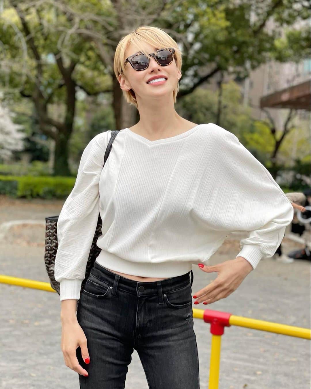 &mのインスタグラム：「キレイ目な春トップスだけれど、カジュアルにもできちゃう優秀🌸」